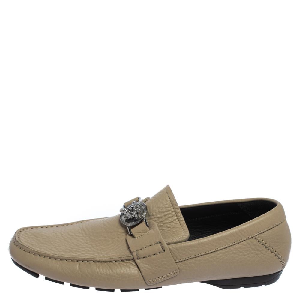 Precise stitching, use of quality materials, and a sleek shape led to the final result of this pair of loafers. They are by Versace, and this is evidently displayed with the Medusa detail on the uppers. The beige loafers are brimming with comfort
