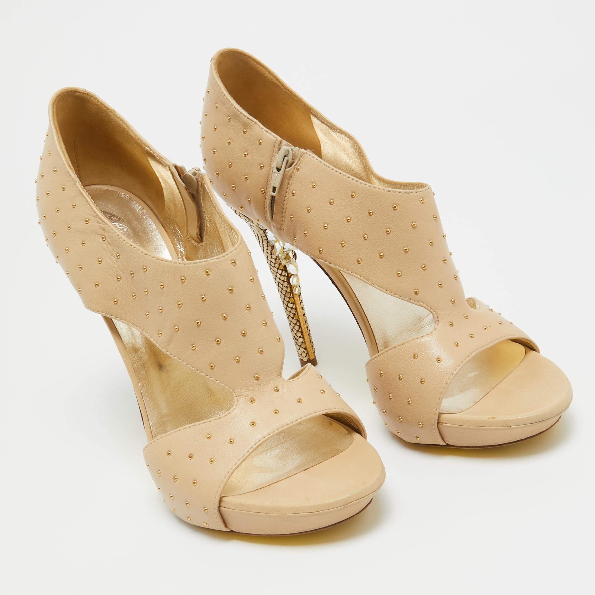 Versace Sandales à bout ouvert en cuir beige, taille 41 Bon état - En vente à Dubai, Al Qouz 2