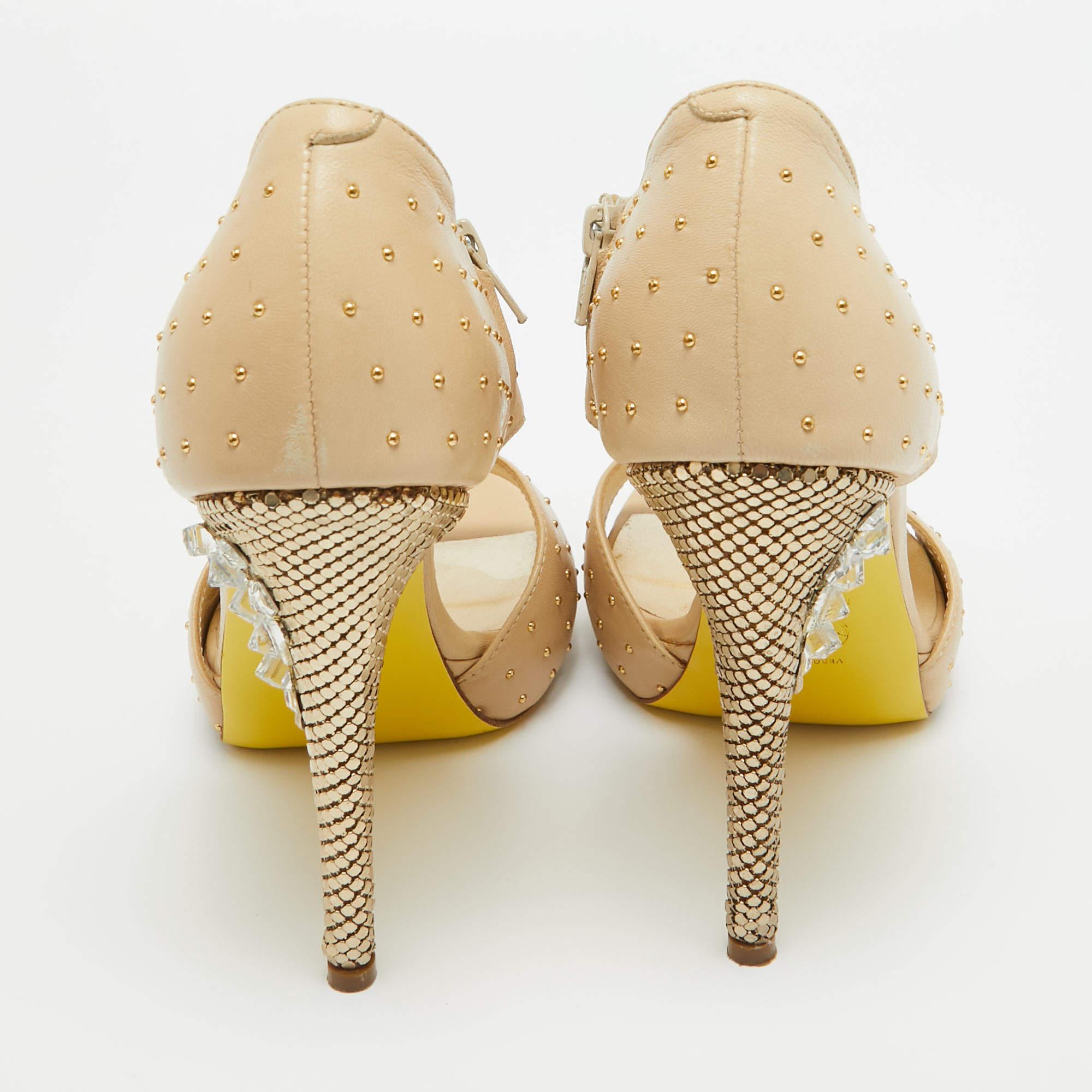 Versace Sandales à bout ouvert en cuir beige, taille 41 Pour femmes en vente