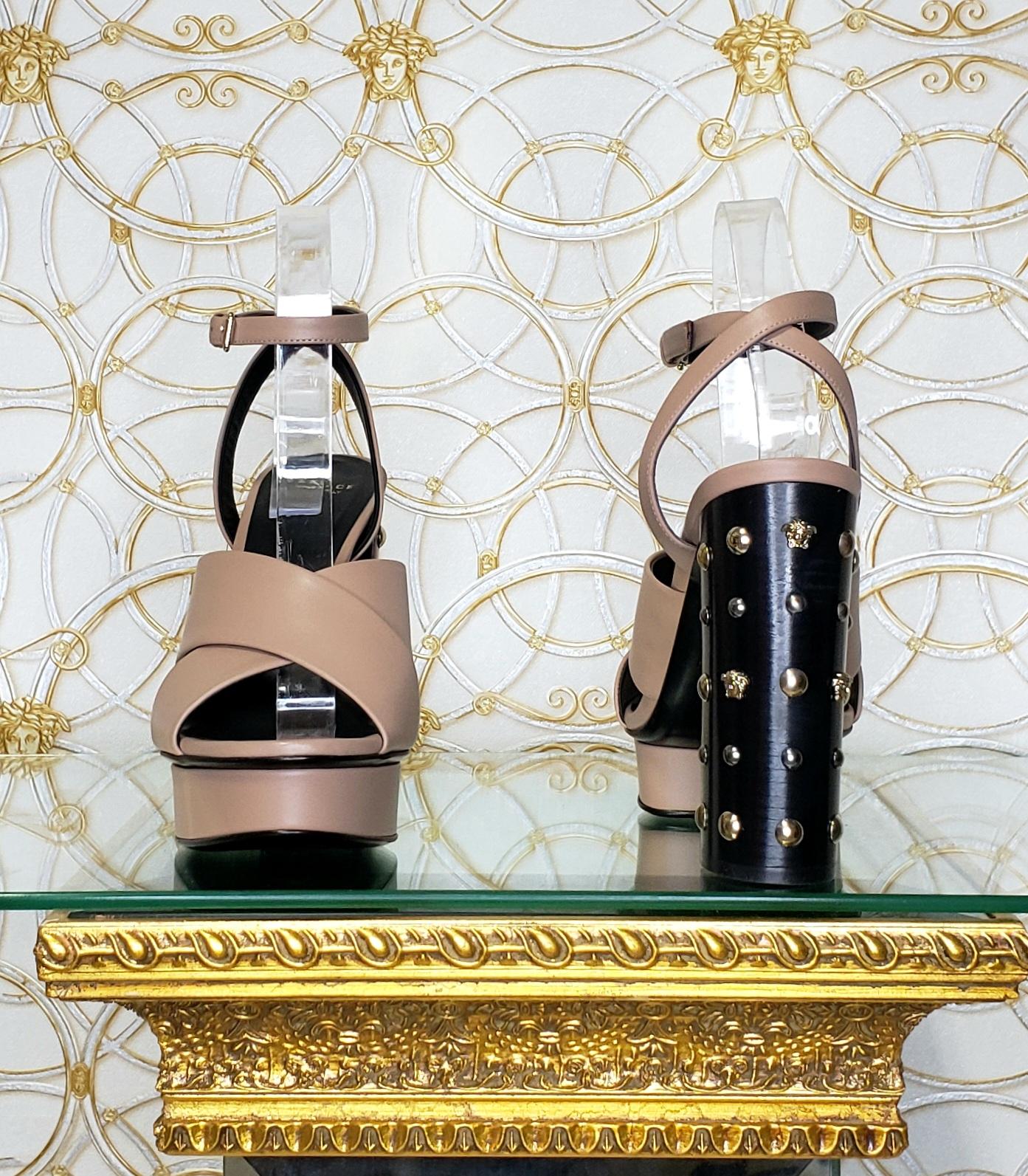 Versace - SANDALES EN CUIR BEIGE - Pointes en métal doré  40.5 en vente 2