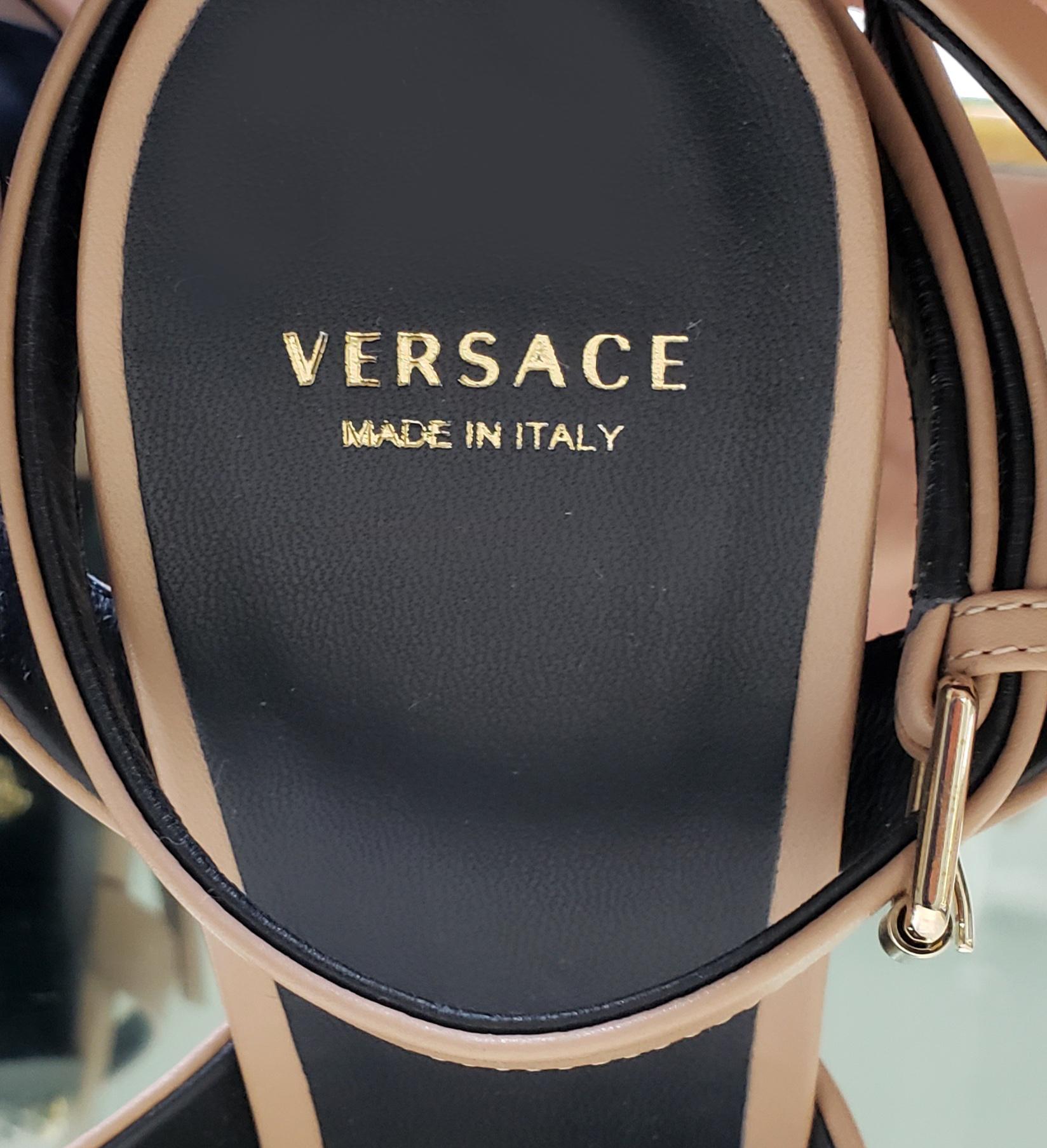 Versace - SANDALES EN CUIR BEIGE - Pointes en métal doré  40.5 en vente 4