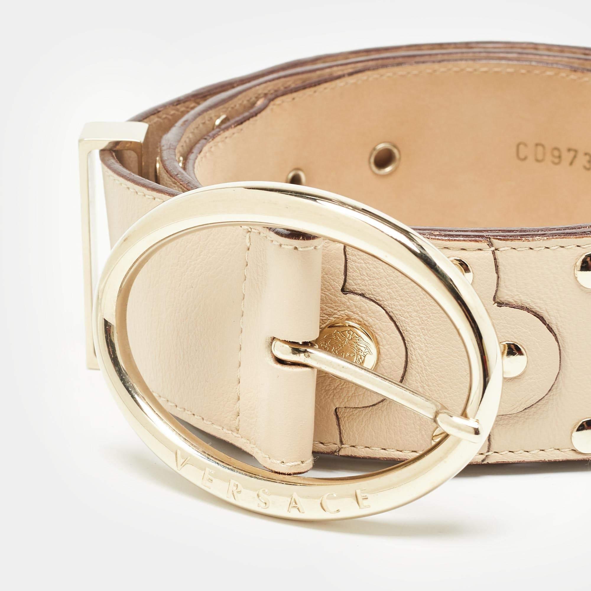 Lascia che questa cintura sia l'ultima aggiunta alla tua collezione di accessori. È elegante, resistente e maneggevole Design/One di Versace: potrai utilizzare questa creazione con una grande varietà di outfit.