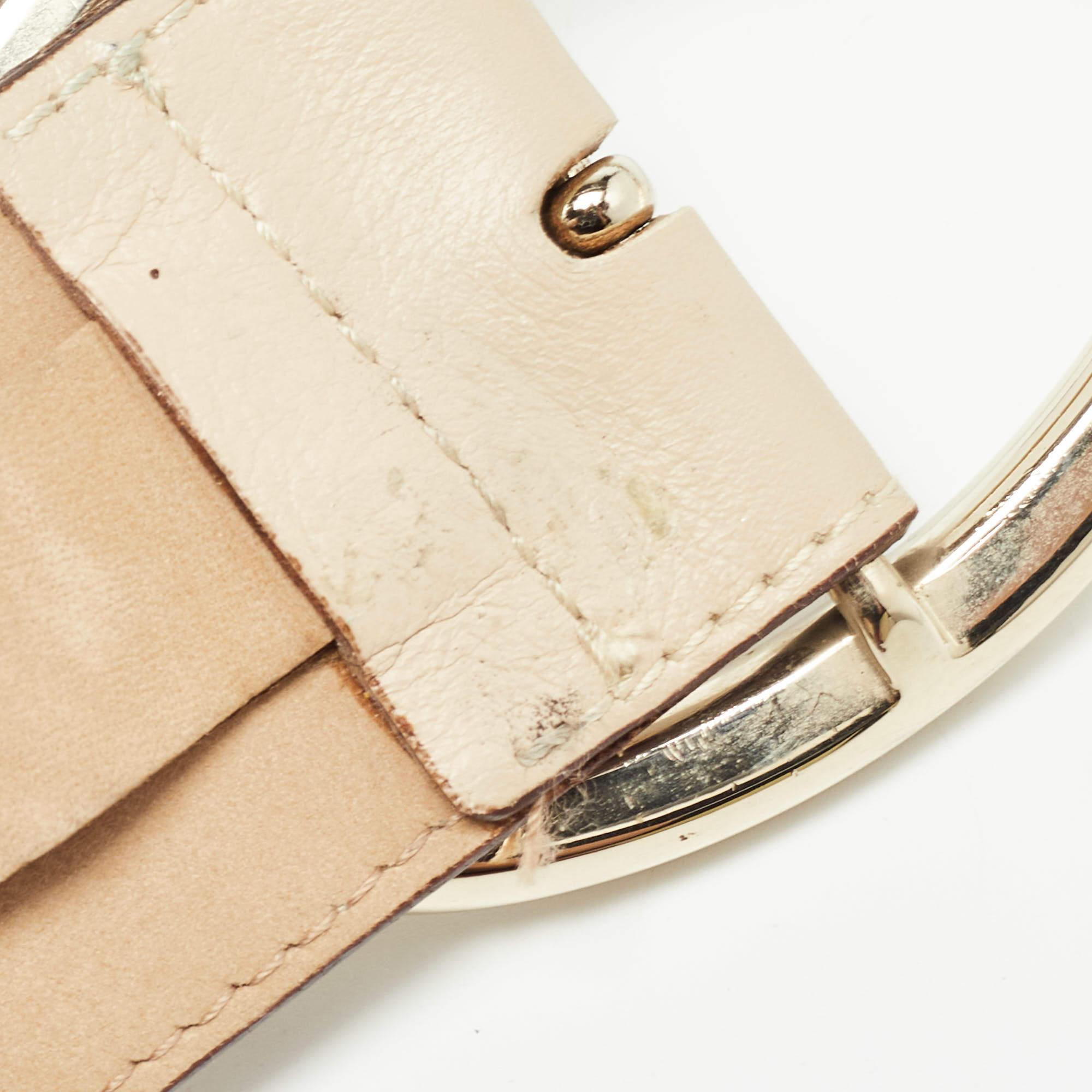 Versace Cintura in pelle beige con borchie e fibbia ovale 90cm In condizioni buone in vendita a Dubai, Al Qouz 2