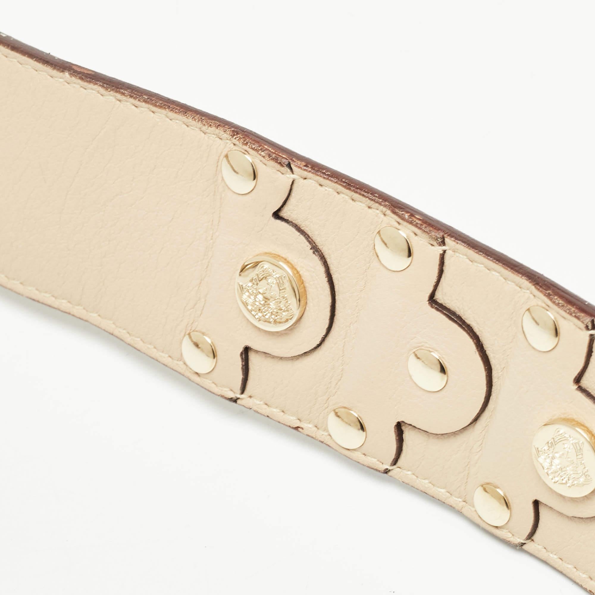 Versace Cintura in pelle beige con borchie e fibbia ovale 90cm in vendita 1