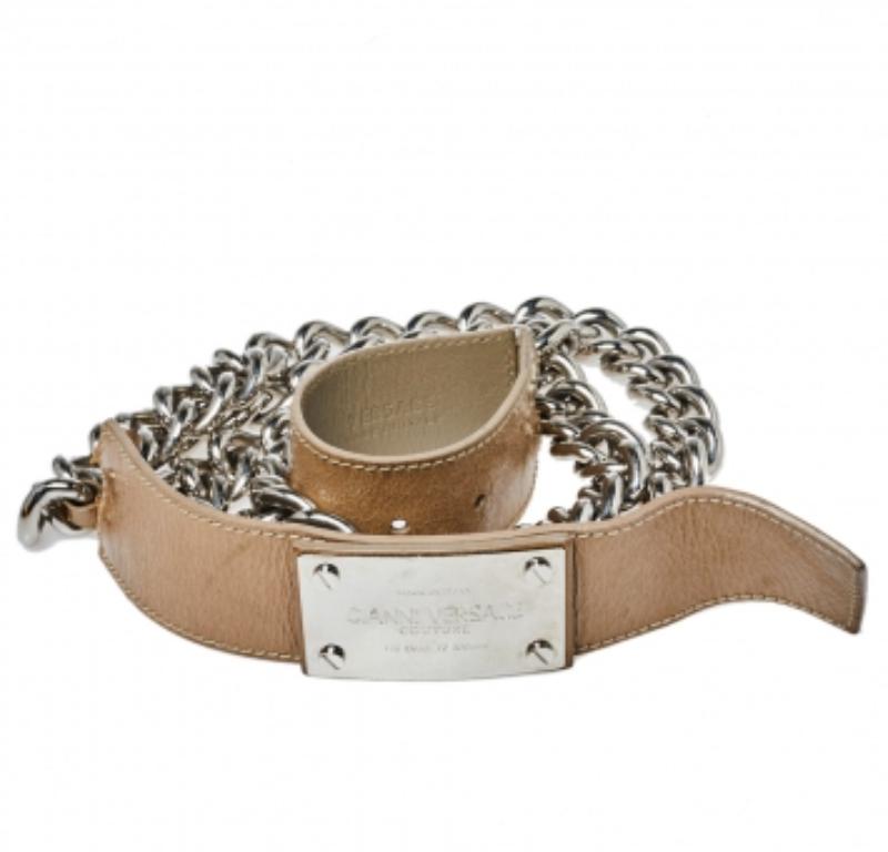 For you to wear and keep, Versace, created this luxurious belt. It is made from silver-tone metal & patent leather and the chain can be fastened using the logo plaque buckle. it will add a touch of sophistication to all your ensembles.