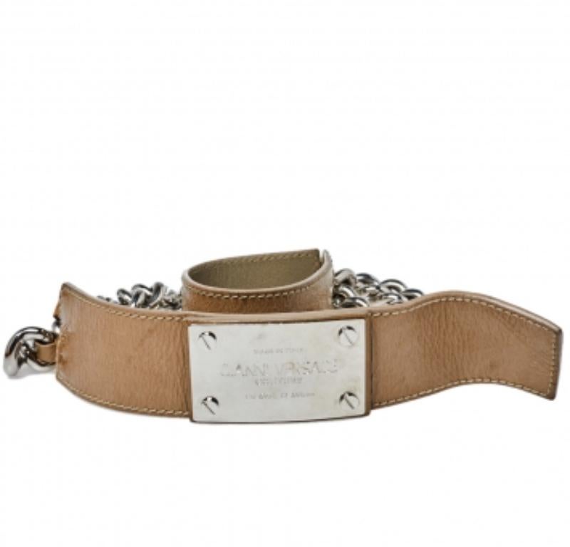 Versace Beige Patent Leather and Chain Logo Plaque Belt 85CM In Good Condition For Sale In Dubai, Al Qouz 2