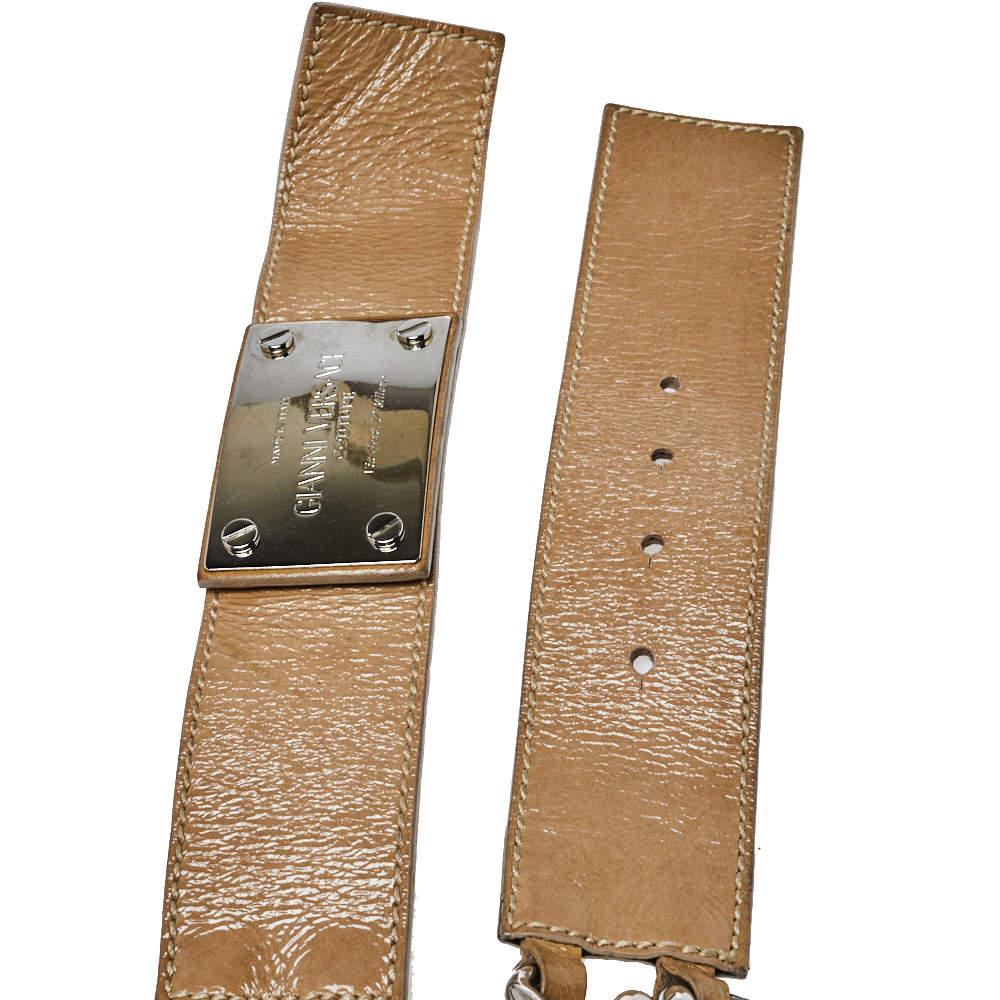 Cintura con placca logo Versace beige in vernice e catena 85CM In condizioni discrete a Dubai, Al Qouz 2