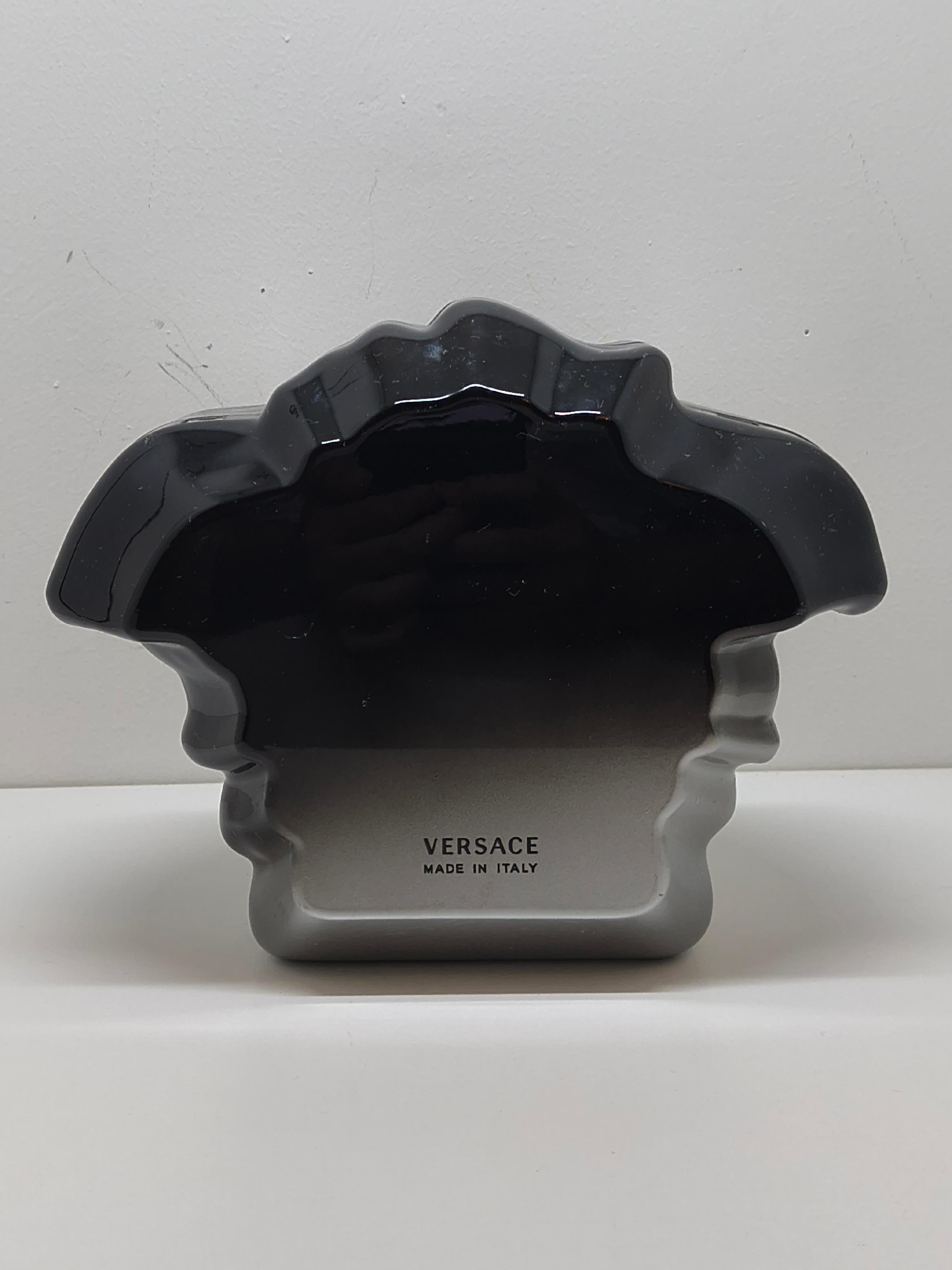 De las mujeres Versace Clutch Negro Acrílico Cabeza de Medusa con Correa de Cadena Oculta en venta