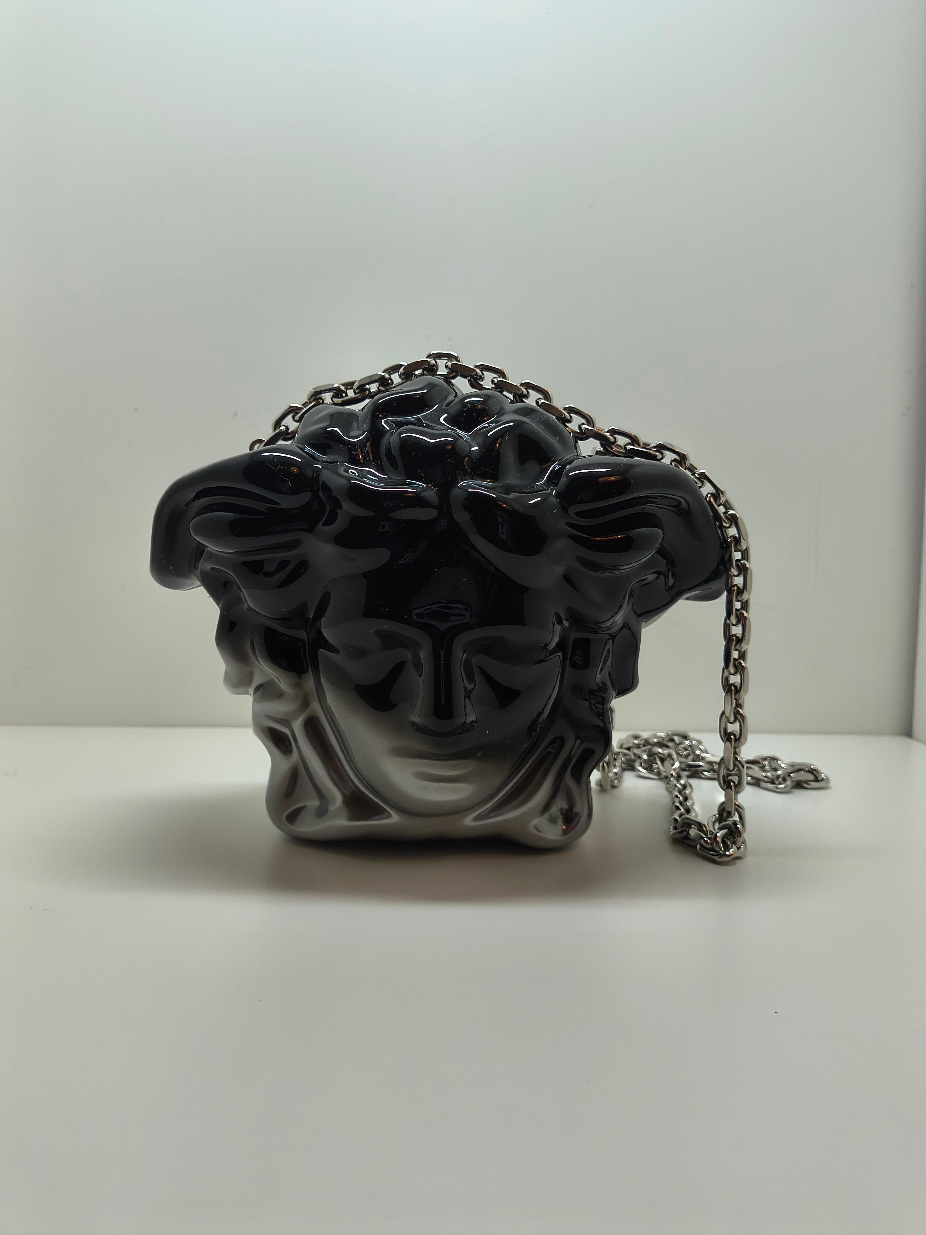 Versace Clutch Negro Acrílico Cabeza de Medusa con Correa de Cadena Oculta en venta 1