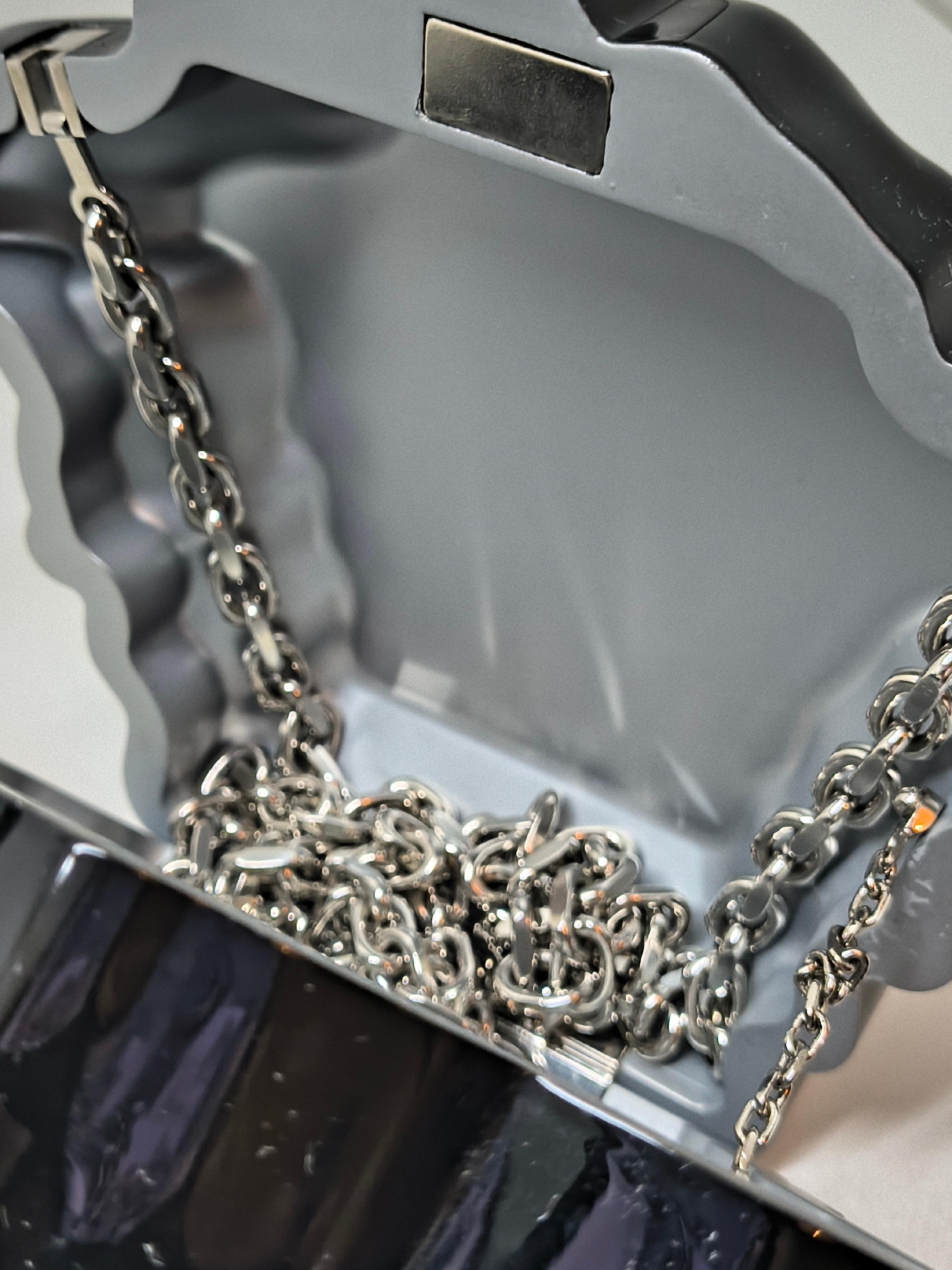 Versace Clutch Negro Acrílico Cabeza de Medusa con Correa de Cadena Oculta en venta 3