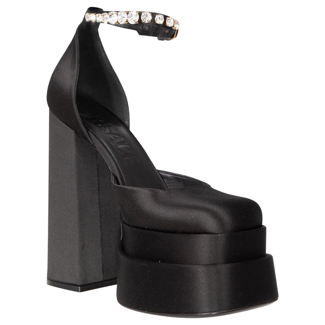 Talons à plateforme Aevitas noirs de Versace Taille IT 38 en vente