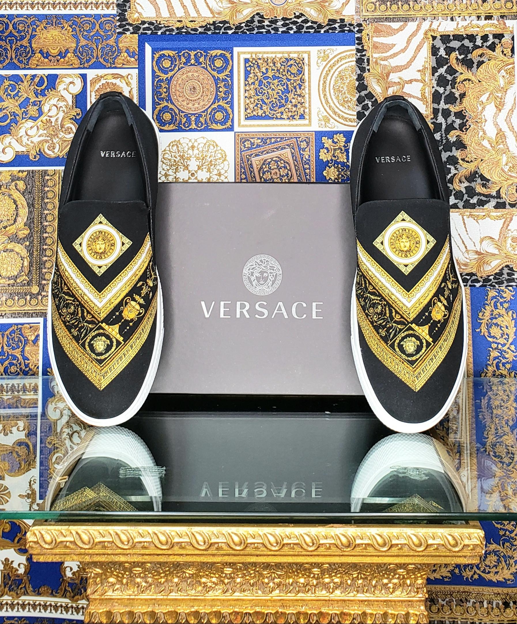 VERSACE 



Collection Fall/2019



Black fabric baroque print slip-on sneakers with white Greek key rubber sole

Round Toe 





Content: 100% fabric

rubber sole


 Italian size is 42.5 - US 9.5
 insole: 10 3/4
