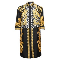 Versace - Robe chemise en soie noire imprimée style baroque S