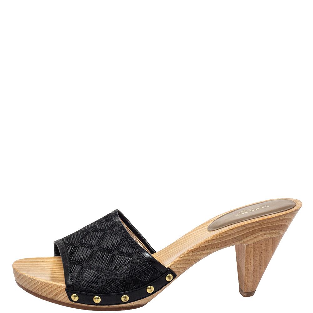 Amp up your style quotient as you glam up your casual outfit with these gorgeous Versace sandals. Keep your comfort at a maximum with these beautiful leather sandals. Lined with strong and durable rubber, these uber-stylish sandals are perfect for