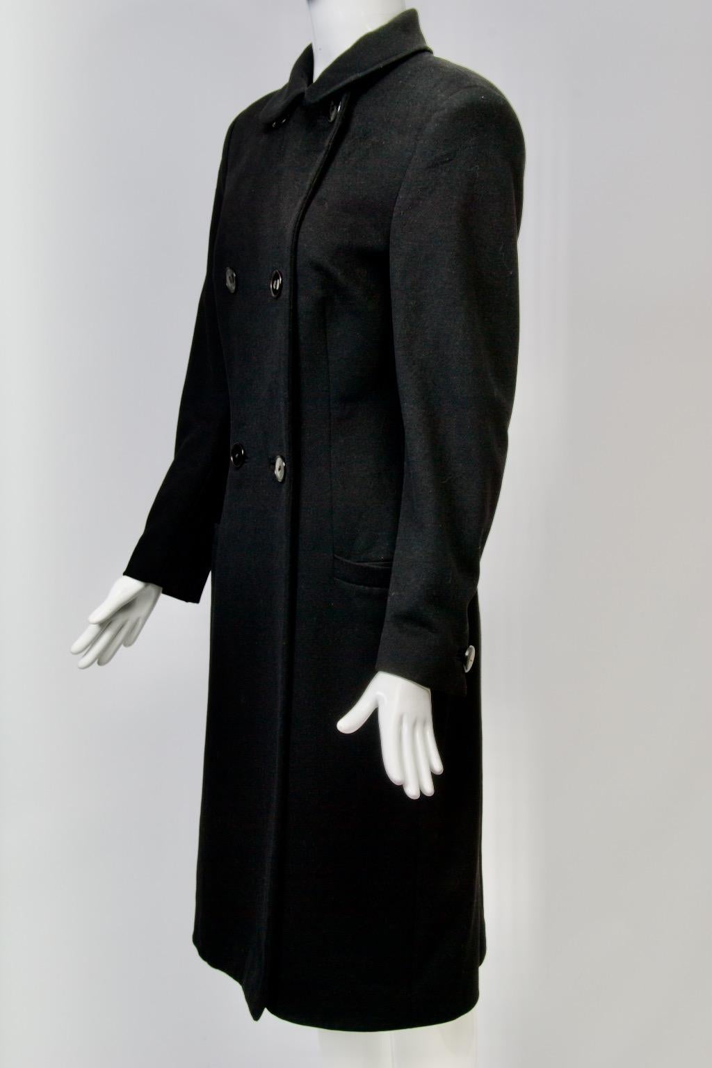 Versace Schwarzer Mantel aus einer Kaschmirmischung im Zustand „Gut“ im Angebot in Alford, MA