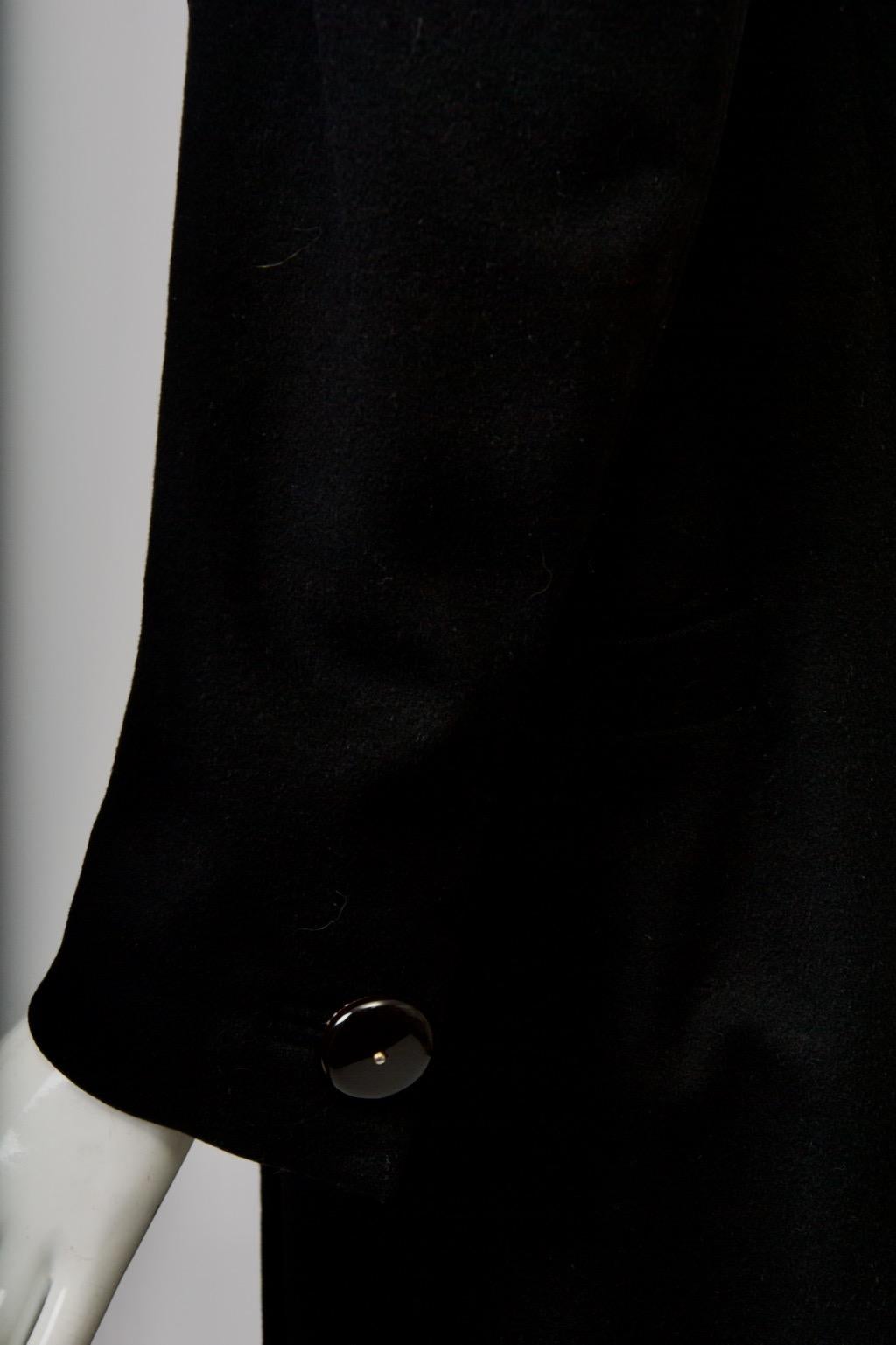 Versace Schwarzer Mantel aus einer Kaschmirmischung im Angebot 1