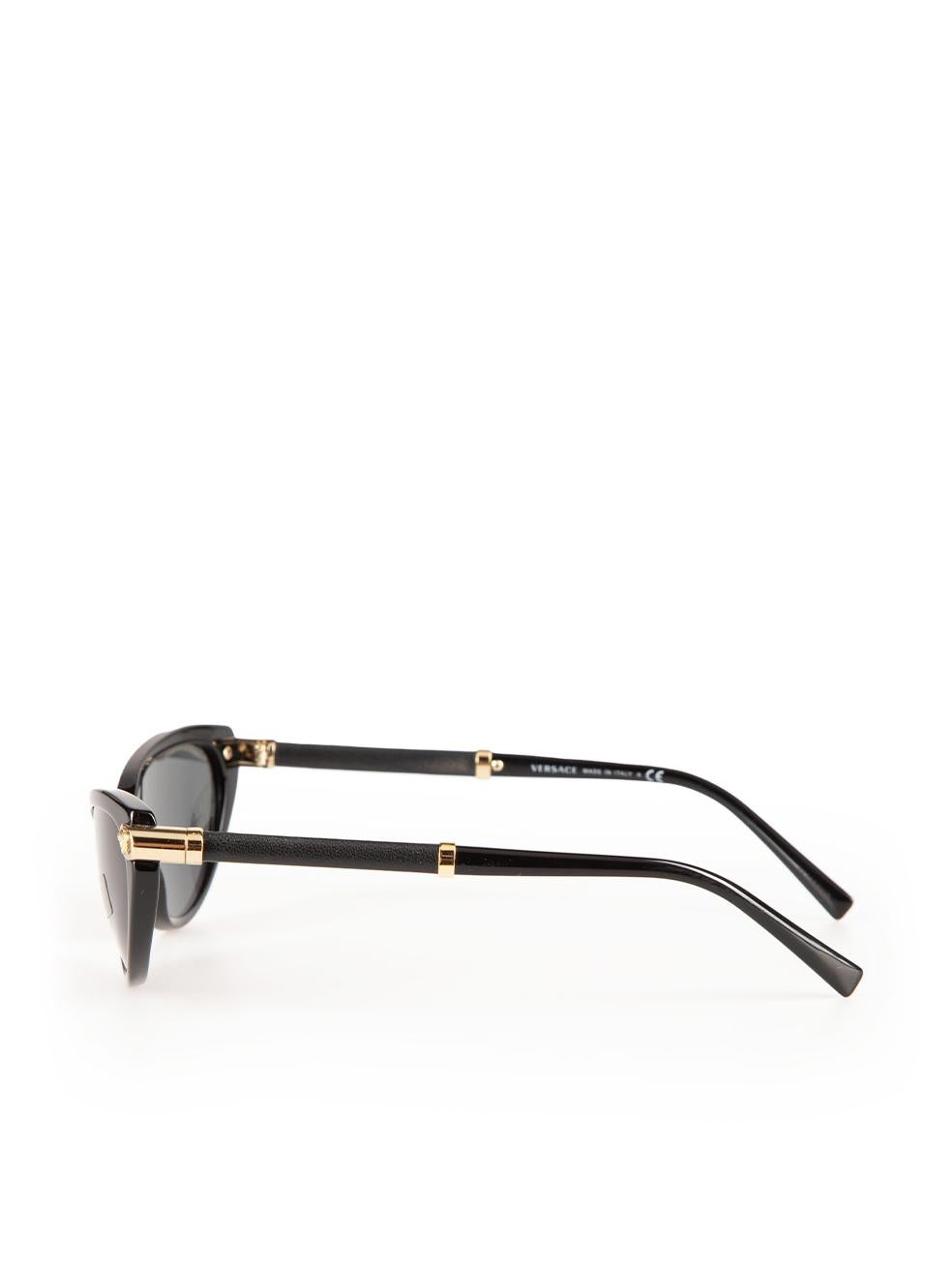 Versace Schwarze Sonnenbrille mit Katzenauge-Logo-Details im Angebot 1