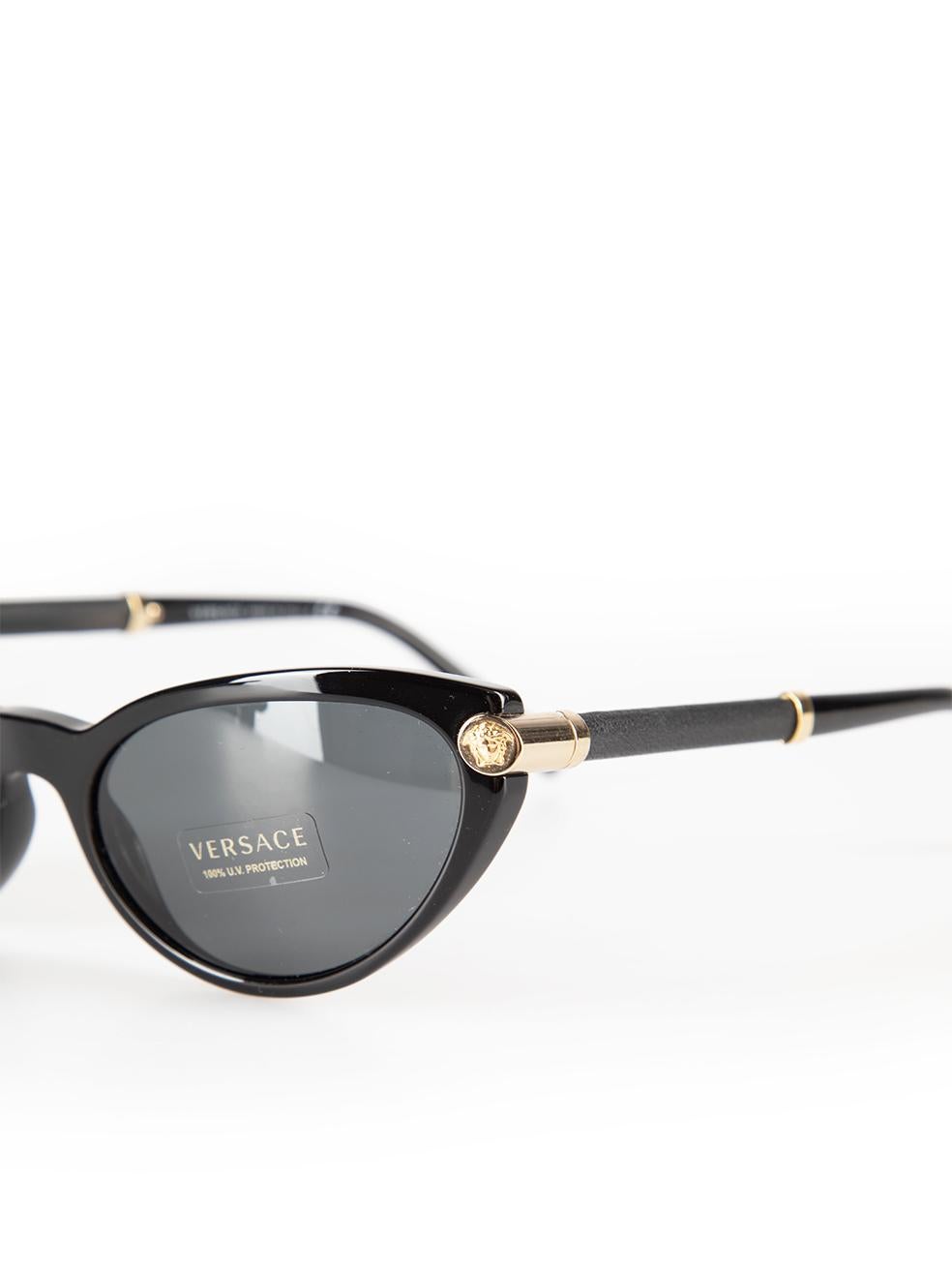 Versace Schwarze Sonnenbrille mit Katzenauge-Logo-Details im Angebot 2