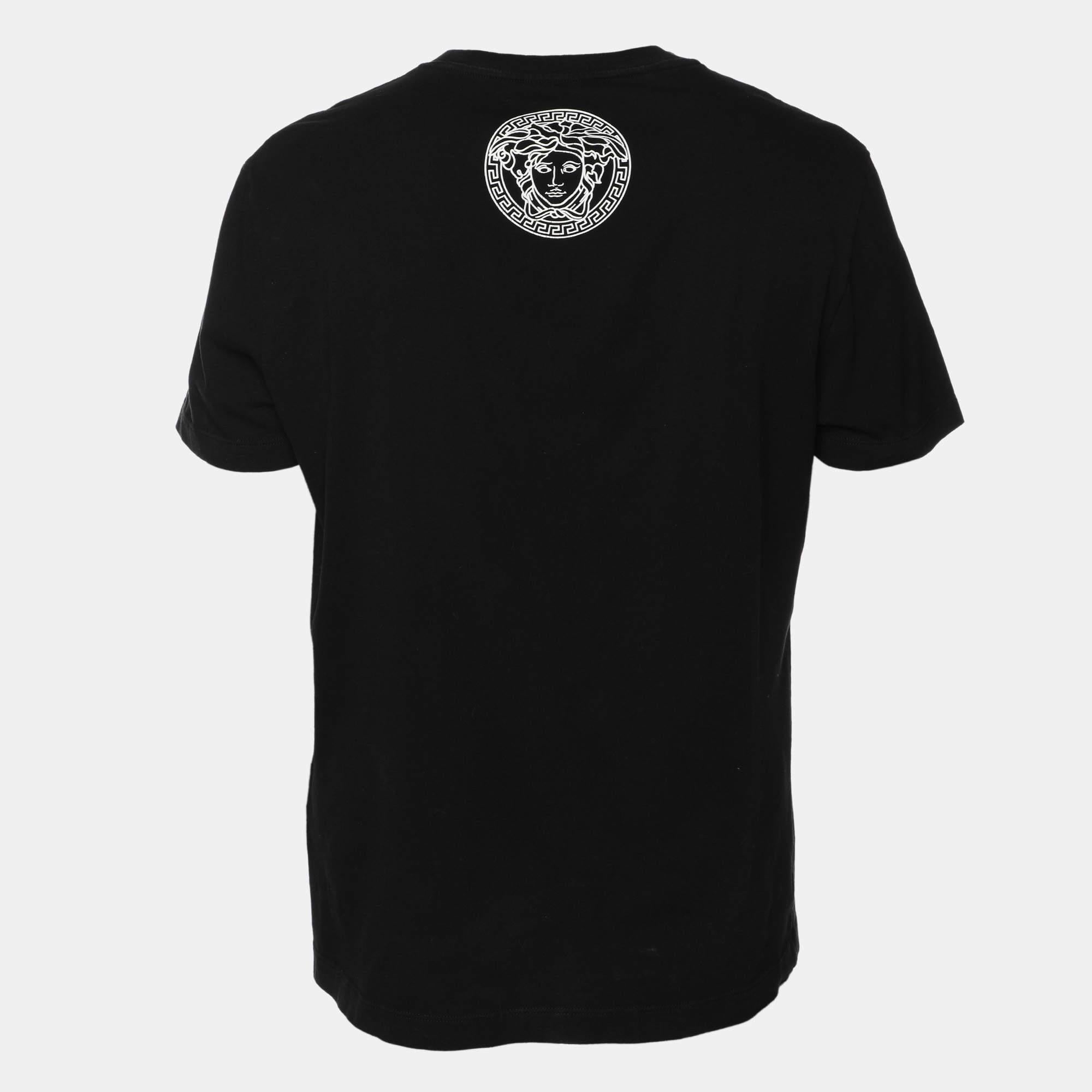 Consigue la comodidad y el estilo casual adecuados con esta camiseta de diseño. Diseñada para ser fiable y duradera, la creación tiene un escote sencillo y detalles de la firma.