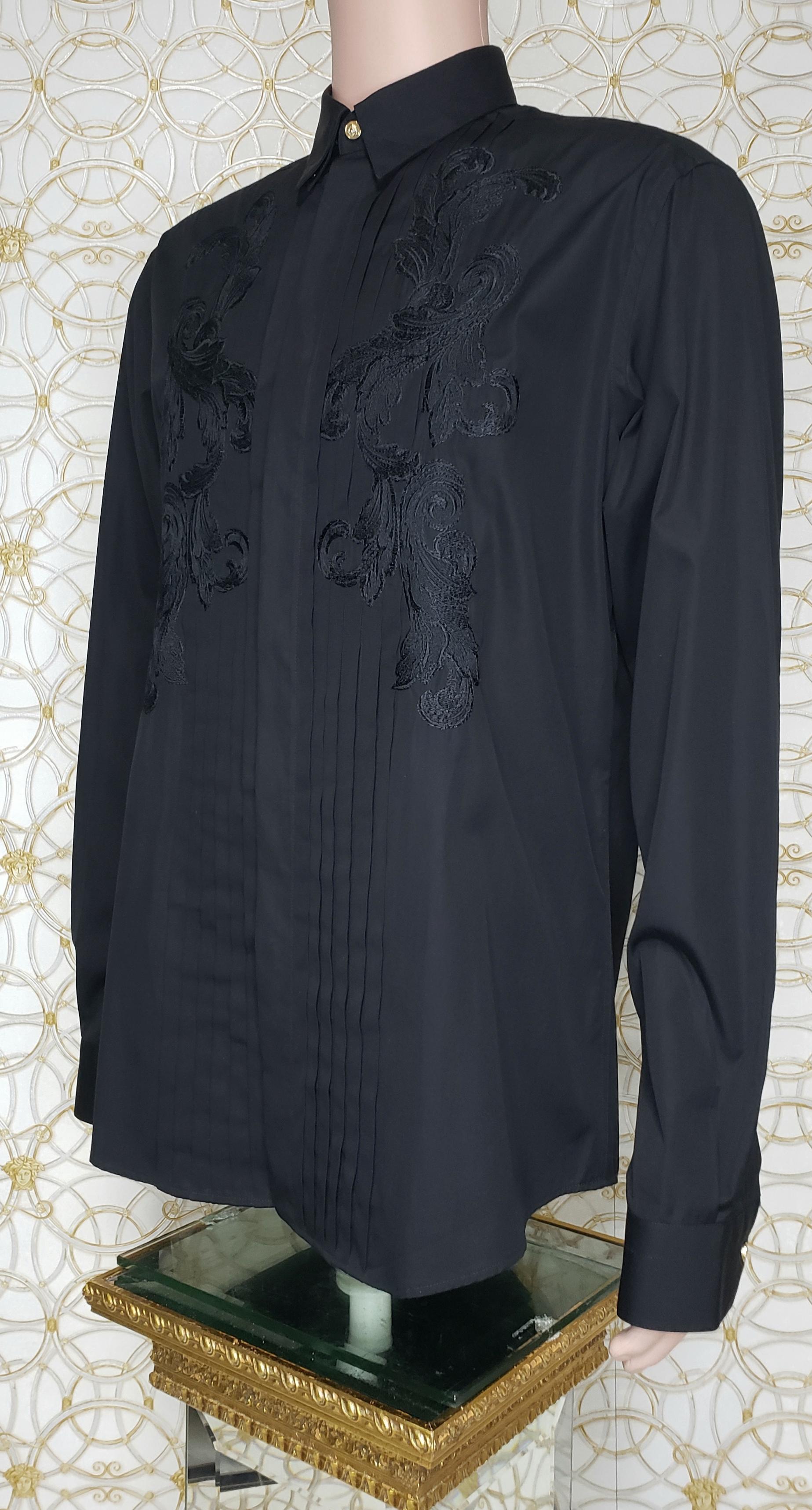 VERSACE 

BRAND NEW COTTON SHIRT with EMBROIDERED PRINT

Relaxed fit
Signature buttons
Long sleeves 

Color: Black


Content: 100% cotton
IT Size 52 - US XL

European collar 41
   
Neck: 16 1/2