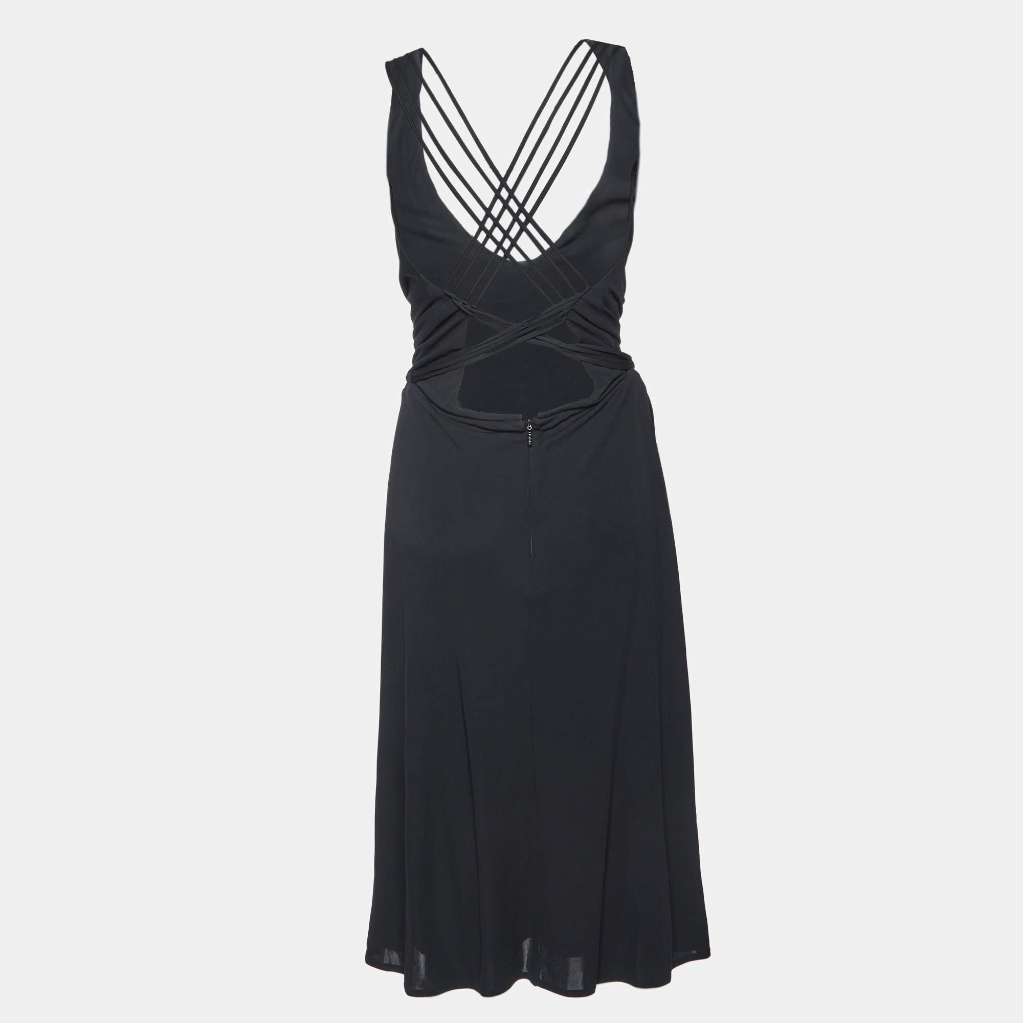 The fine artistry and the feminine silhouette of this designer dress exhibit the labels impeccable craftsmanship in tailoring. It is stitched using quality materials has a good fit and can be easily styled with chic accessories open toe sandals and