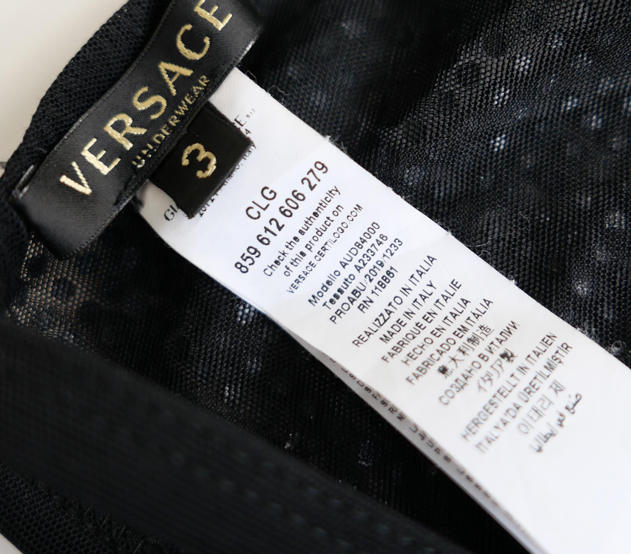 Versace - Top de soutien-gorge noir orné de cristaux Printemps 2020 en vente 1