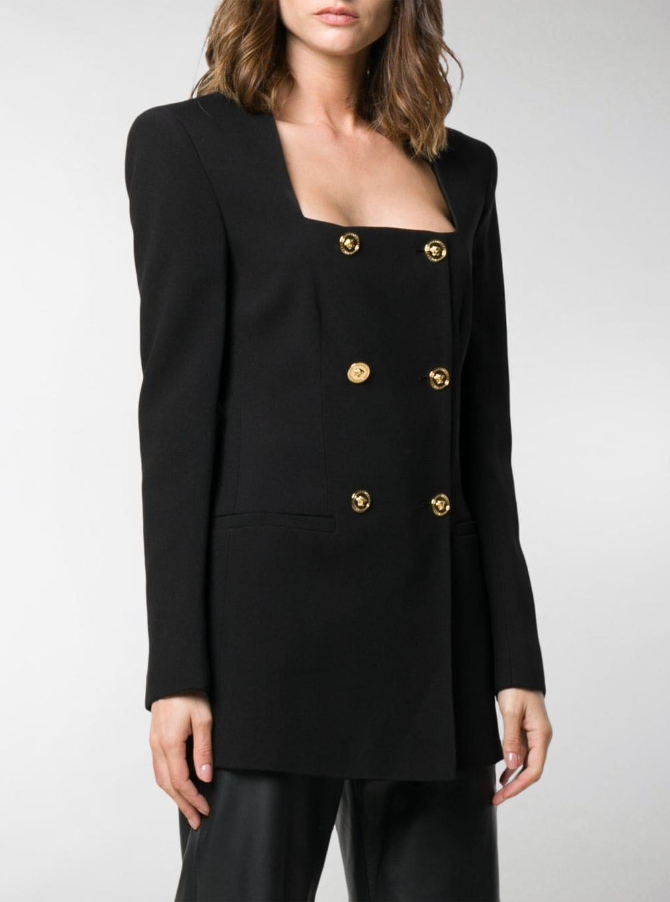 Dieser klassische und schicke schwarze doppelreihige strukturierte Blazer vom Versace SS20-Laufsteg verfügt über geprägte goldfarbene Knöpfe:: einen quadratischen Ausschnitt:: lange Ärmel:: einen doppelreihigen Knopfverschluss:: Schulterpolster und