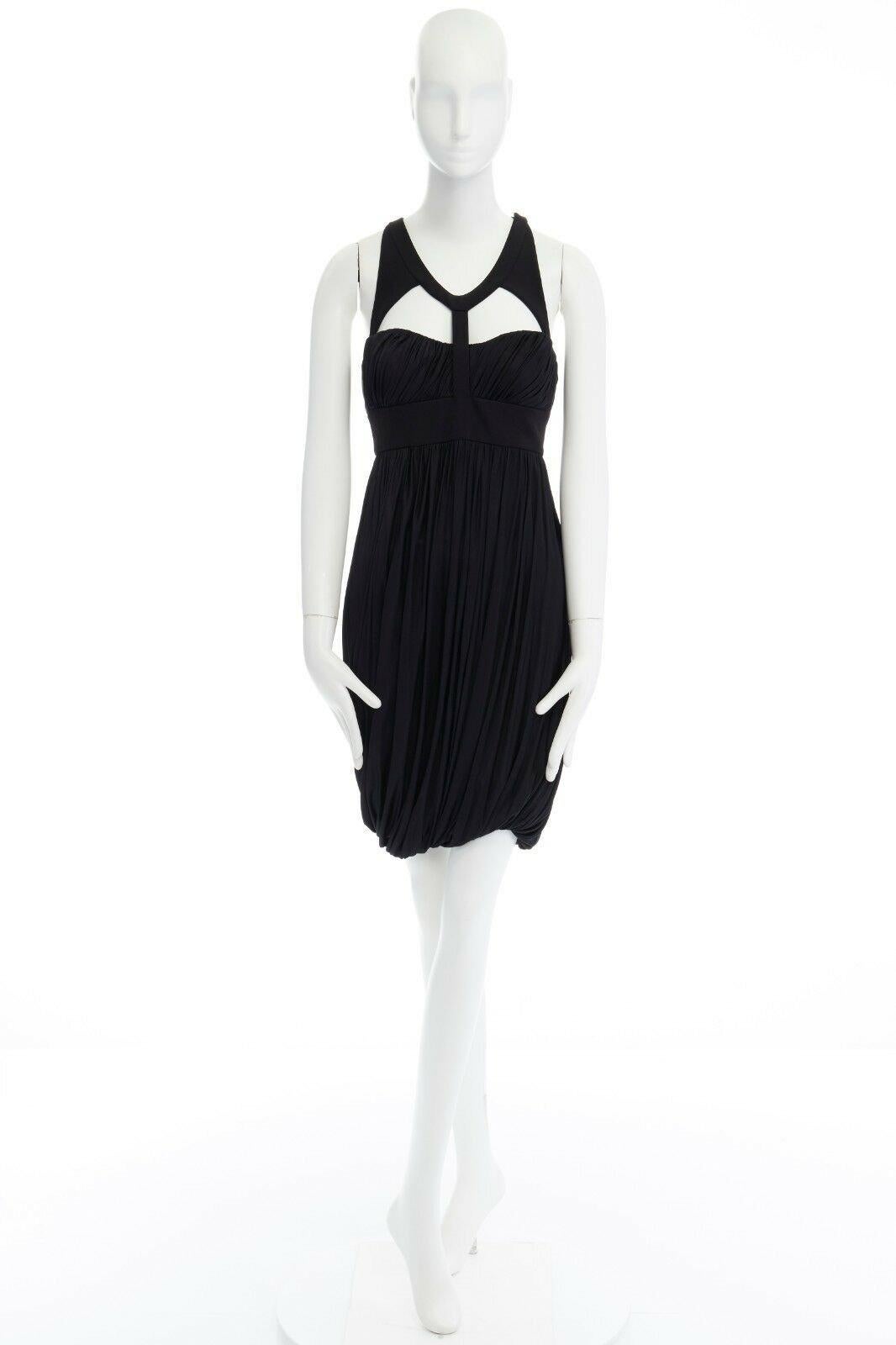 VERSACE vestido de cóctel negro drapeado de viscosa con escote arnés IT40 S 
Referencia: CC/VAHI00044 
Marca: Versace 
Diseñadora: Donatella Versace 
Material: Viscosa 
Color: Negro 
Patrón: Sólido 
Detalle extra: Viscosa, elastano, poliamida.