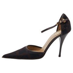 Schwarze Versace-Pumps mit Knöchelriemen aus besticktem Segeltuch und Leder