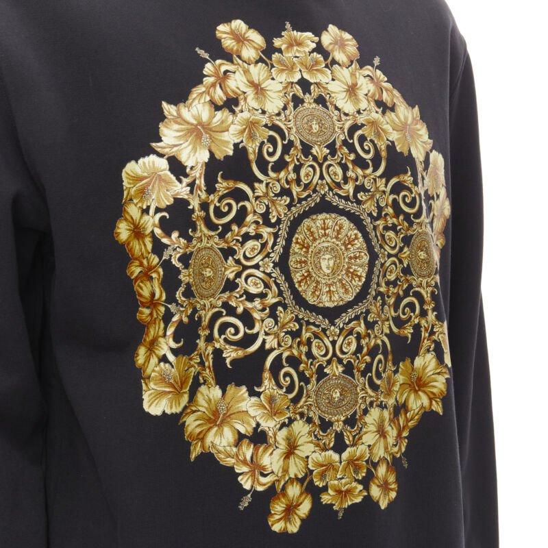 VERSACE noir or Barocco Hibiscus Medusa coton crew pull S en vente 2