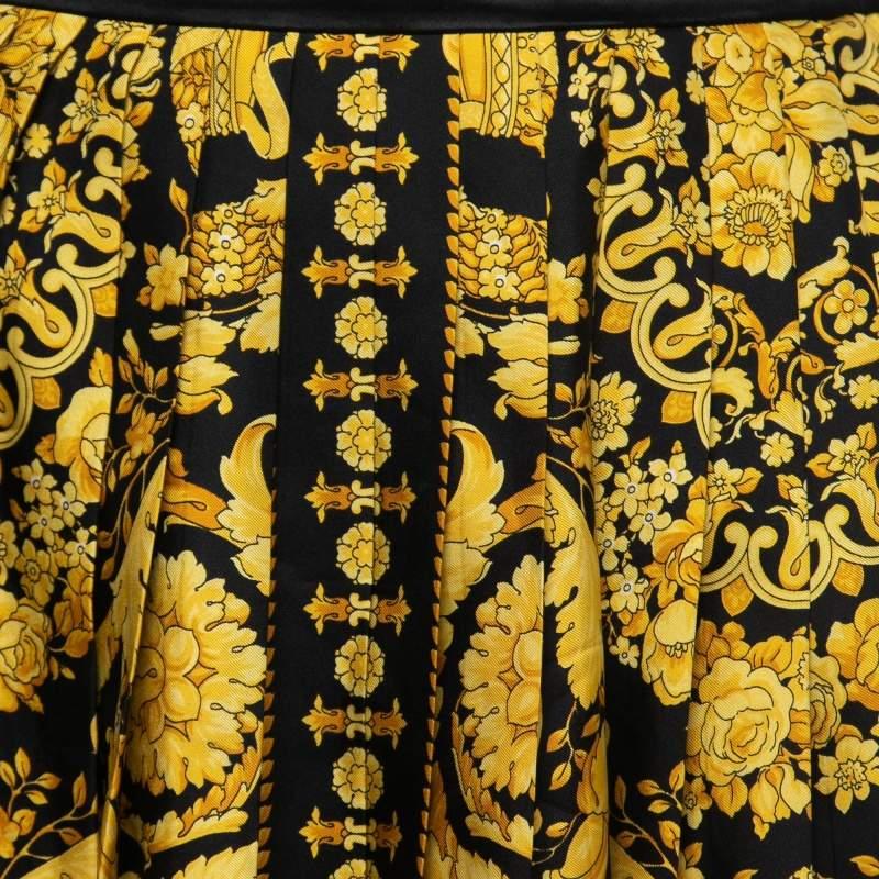 Versace Black/Gold Baroque Printed Silk Pleated Mini Skirt S In Good Condition In Dubai, Al Qouz 2