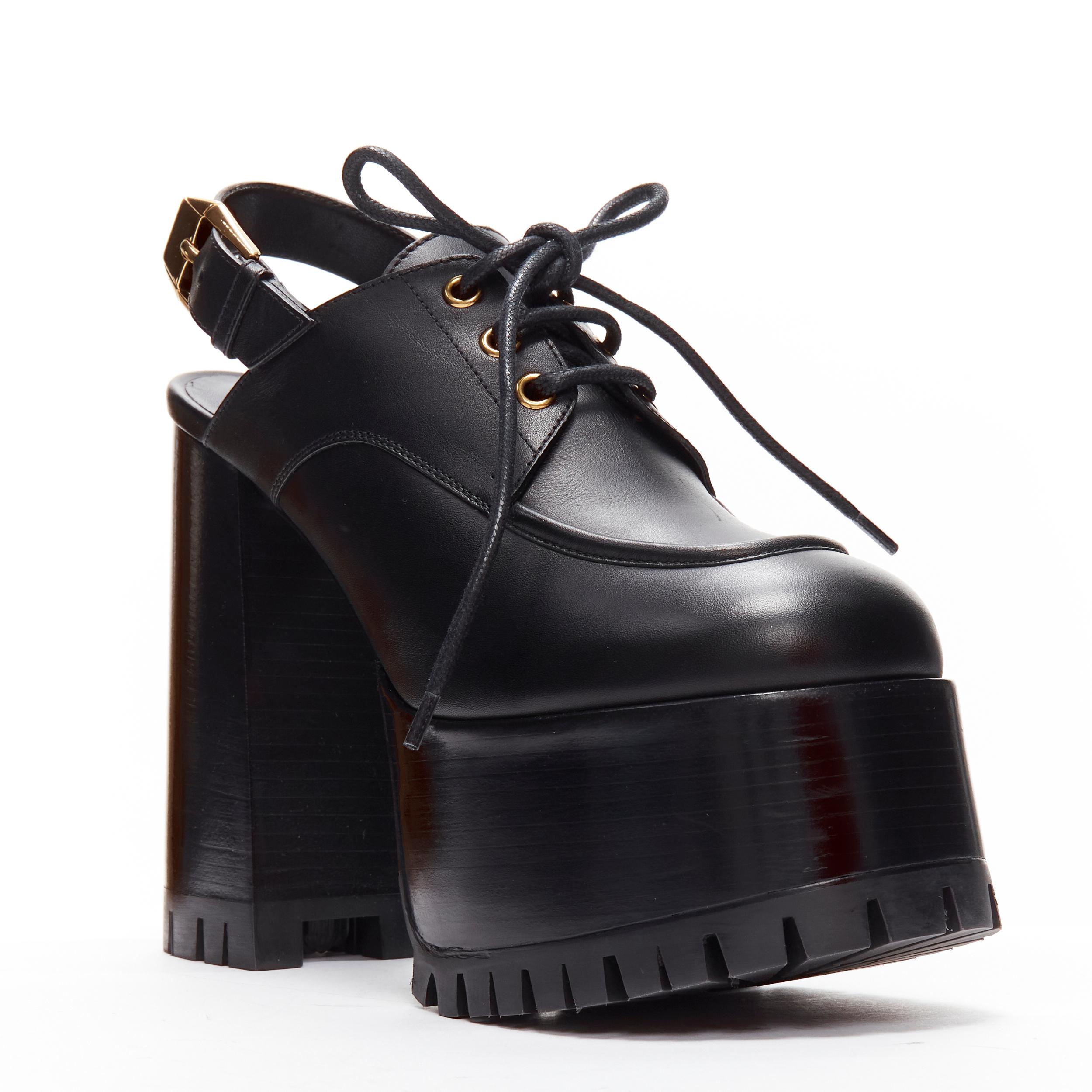 VERSACE Schwarz Gold Schnalle Sling Back Schwarz 130mm Plateau Loafer EU37.5
Referenz: TGAS/C01781
Marke: Versace
Designer: Donatella Versace
Modell: 1000820 1A00633 1B00V
Collection'S: Tribut 
MATERIAL: Leder
Farbe: Schwarz
Muster: