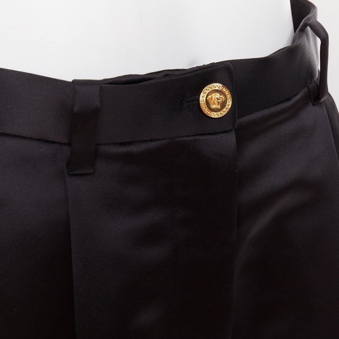 VERSACE Schwarzgold Greca bestickte Kristallbesätze Mini-Shorts IT40 S
Referenz: AAWC/A01571
Marke: Versace
Designer: Donatella Versace
MATERIAL: Polyester
Farbe: Schwarz, Gold
Muster: Solide
Verschluss: Zip Fly
Innenfutter: Schwarzer