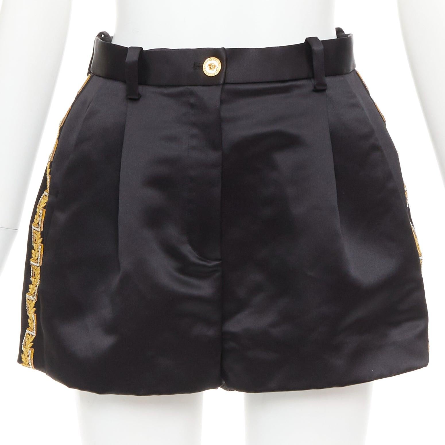 VERSACE Schwarzgold Greca bestickte Kristallbesätze Mini-Shorts IT40 S im Zustand „Hervorragend“ im Angebot in Hong Kong, NT
