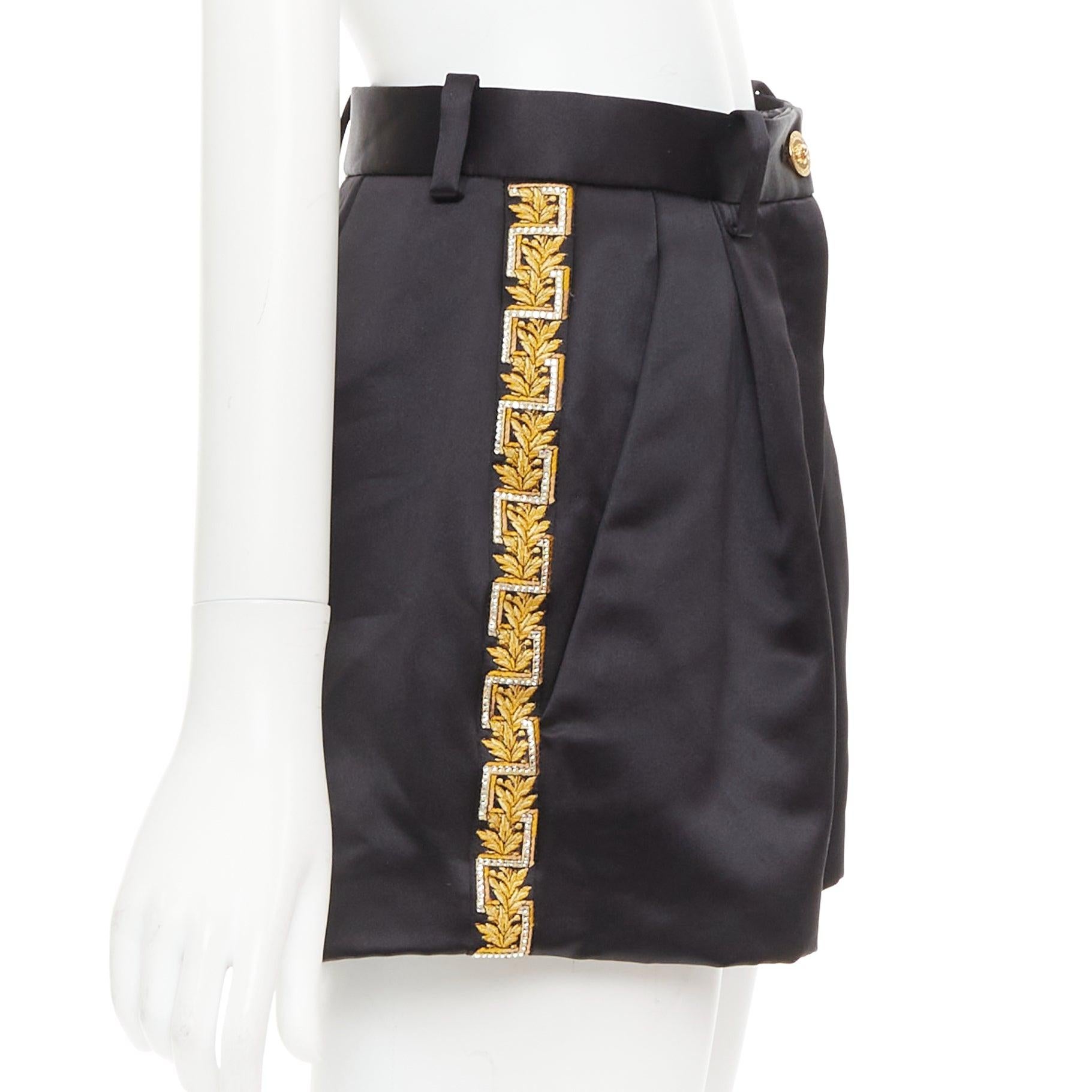 VERSACE Schwarzgold Greca bestickte Kristallbesätze Mini-Shorts IT40 S Damen im Angebot