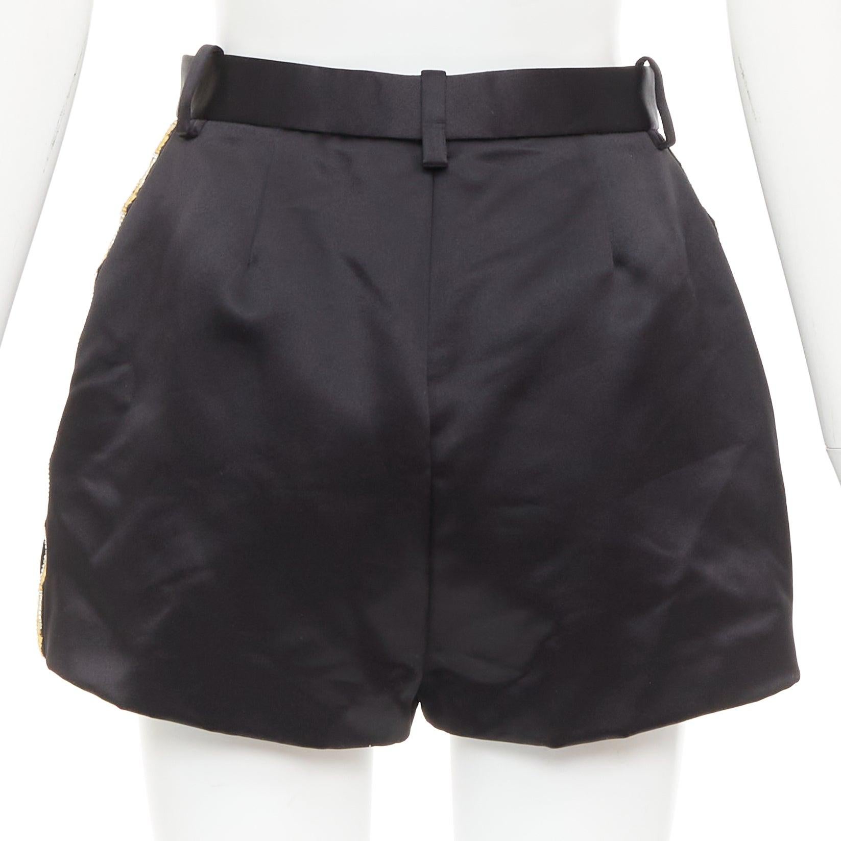 VERSACE Schwarzgold Greca bestickte Kristallbesätze Mini-Shorts IT40 S im Angebot 1
