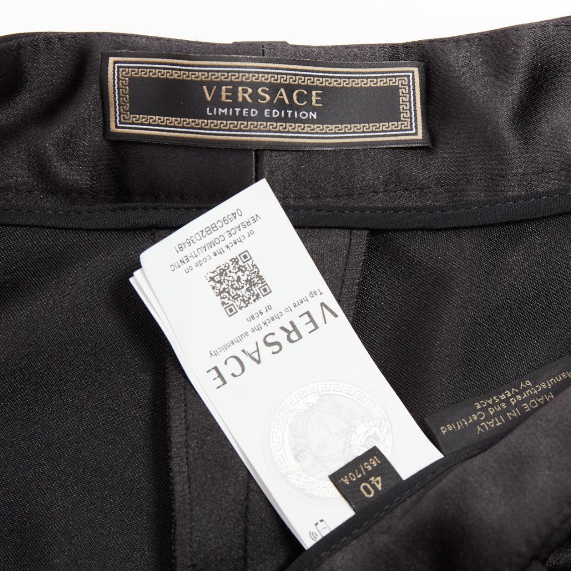 VERSACE Schwarzgold Greca bestickte Kristallbesätze Mini-Shorts IT40 S im Angebot 4