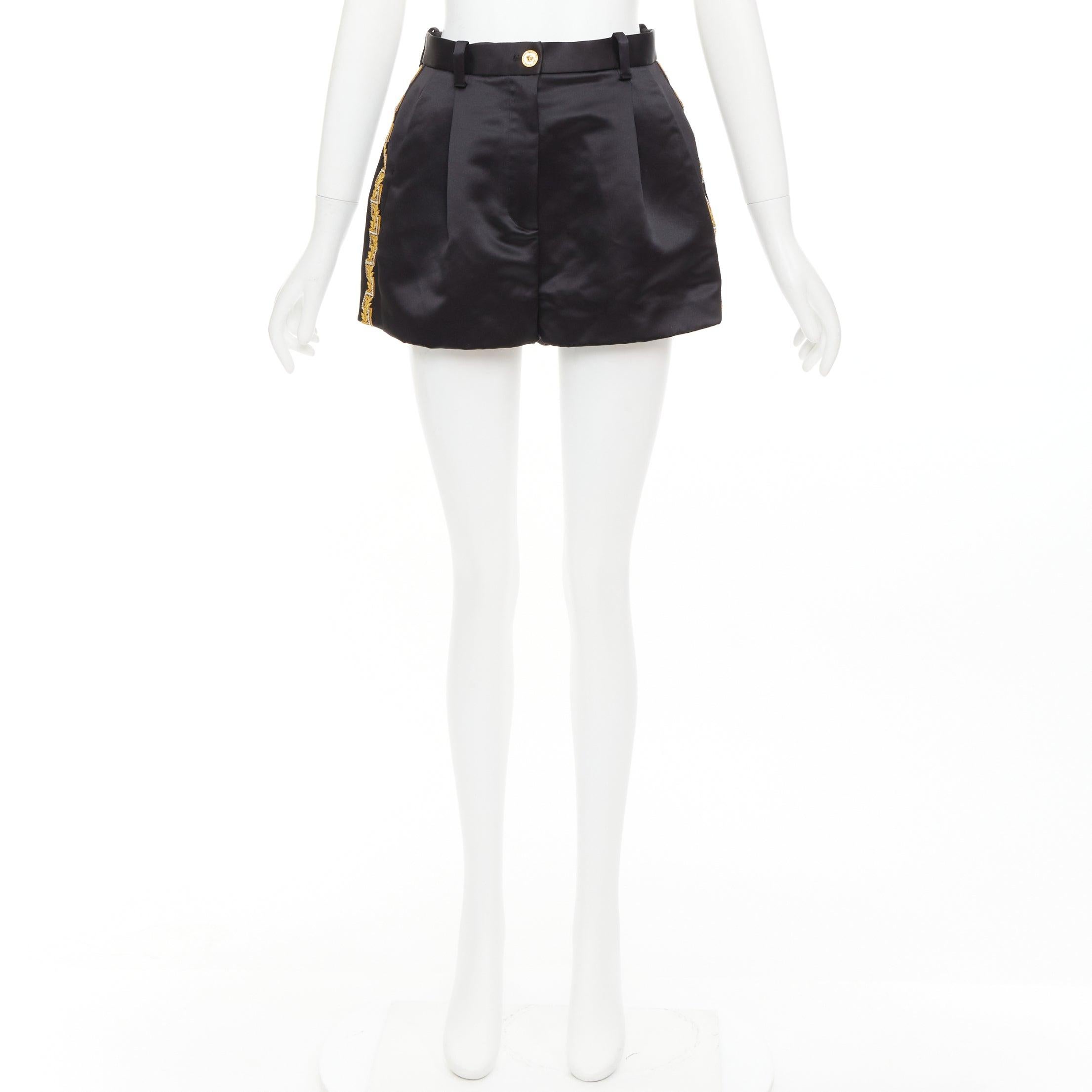 VERSACE Schwarzgold Greca bestickte Kristallbesätze Mini-Shorts IT40 S im Angebot 5