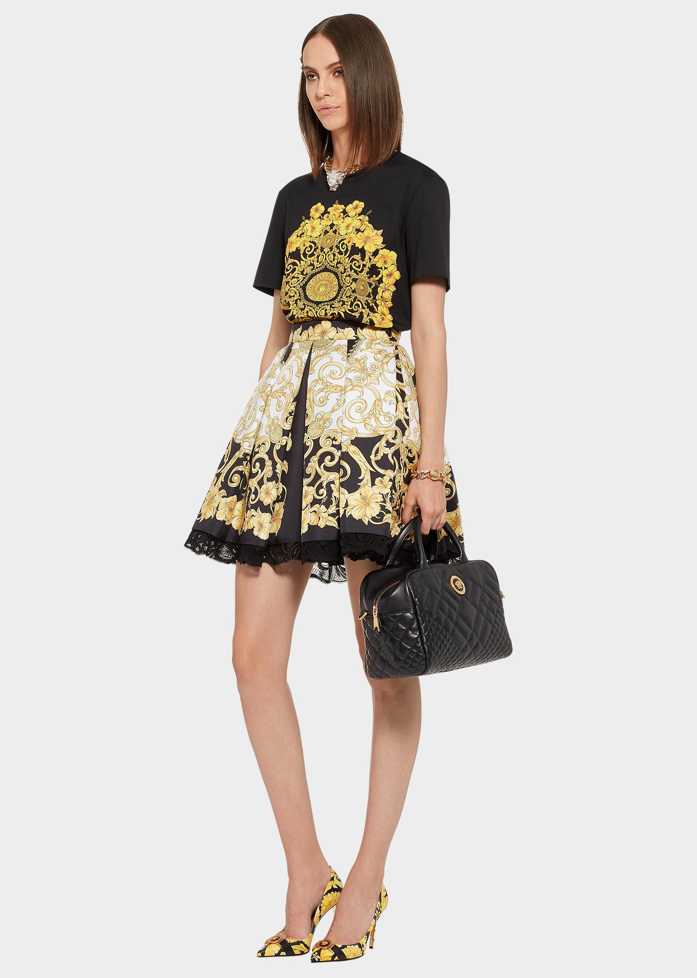 Versace Black and Gold Hibiscus Barocco Print Silk Twill Skirt with Lace Trim 

Seit seiner Gründung im Jahr 1978 ist Versace ein Synonym für Luxusmode. Für die Frühjahr/Sommer-Kollektion 19 werden ikonische Prints und typisch glamouröse Designs mit