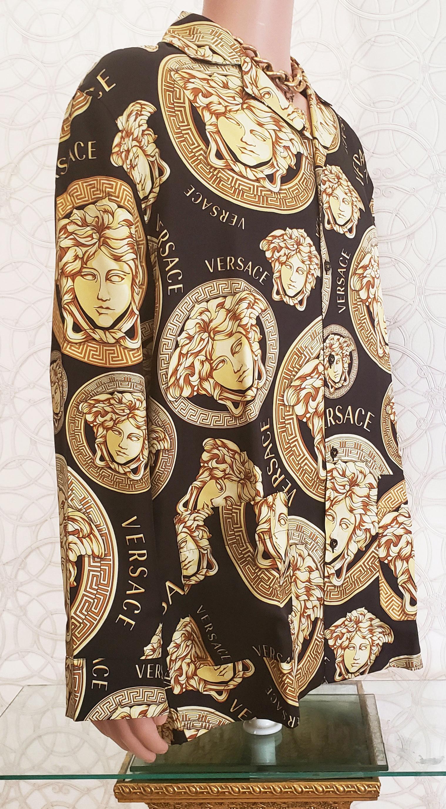 VERSACE SILK SHIRT

A luxurious pajama shirt crafted from exceptional quality silk twill. 

The classic style features the golden Medusa Amplified print.

Notch collar

Long sleeves

Button front

Content: 100% Silk

Made in Italy 


IT Size 50-US