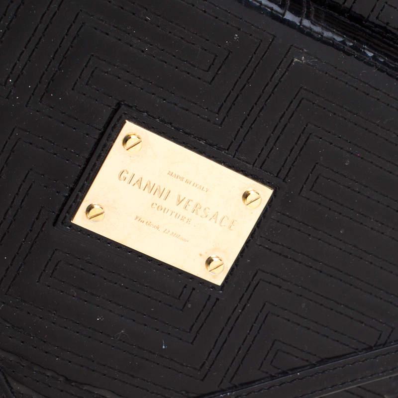 Versace - Sacoche en cuir verni matelassé noir/or en vente 1
