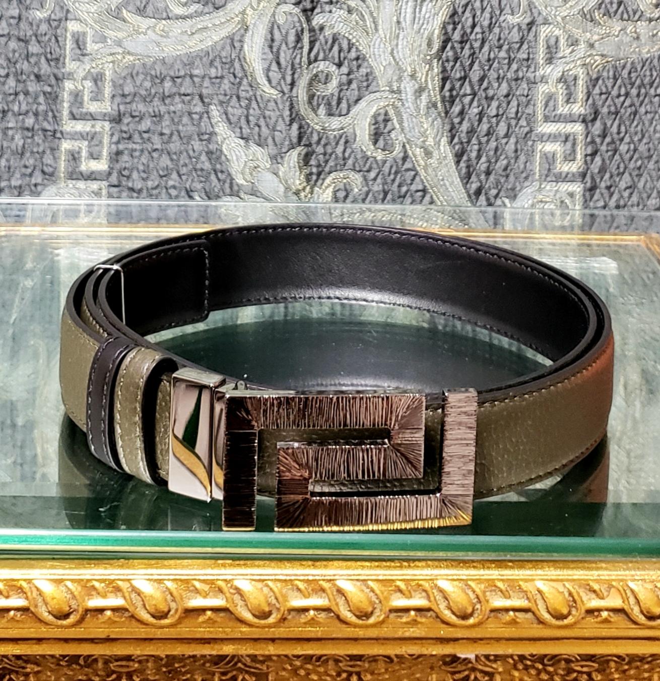 VERSACE

Men's Reversible green and black leather belt 

Greek key buckle
Made in Italy

   Size: 

  
110 / 44
49 1/2 