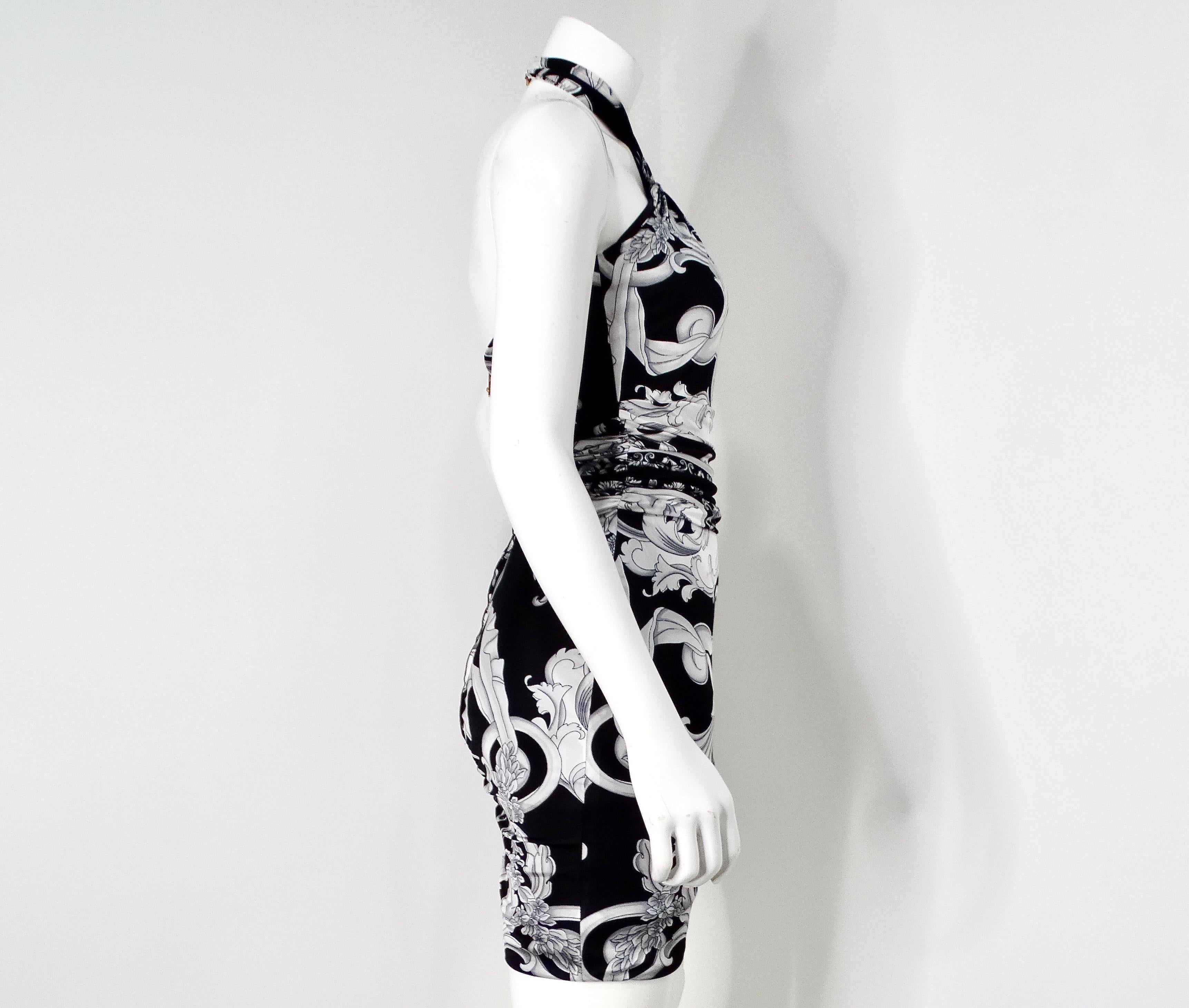 Versace - Vestito con stampa barocca in nero e grigio in vendita 6