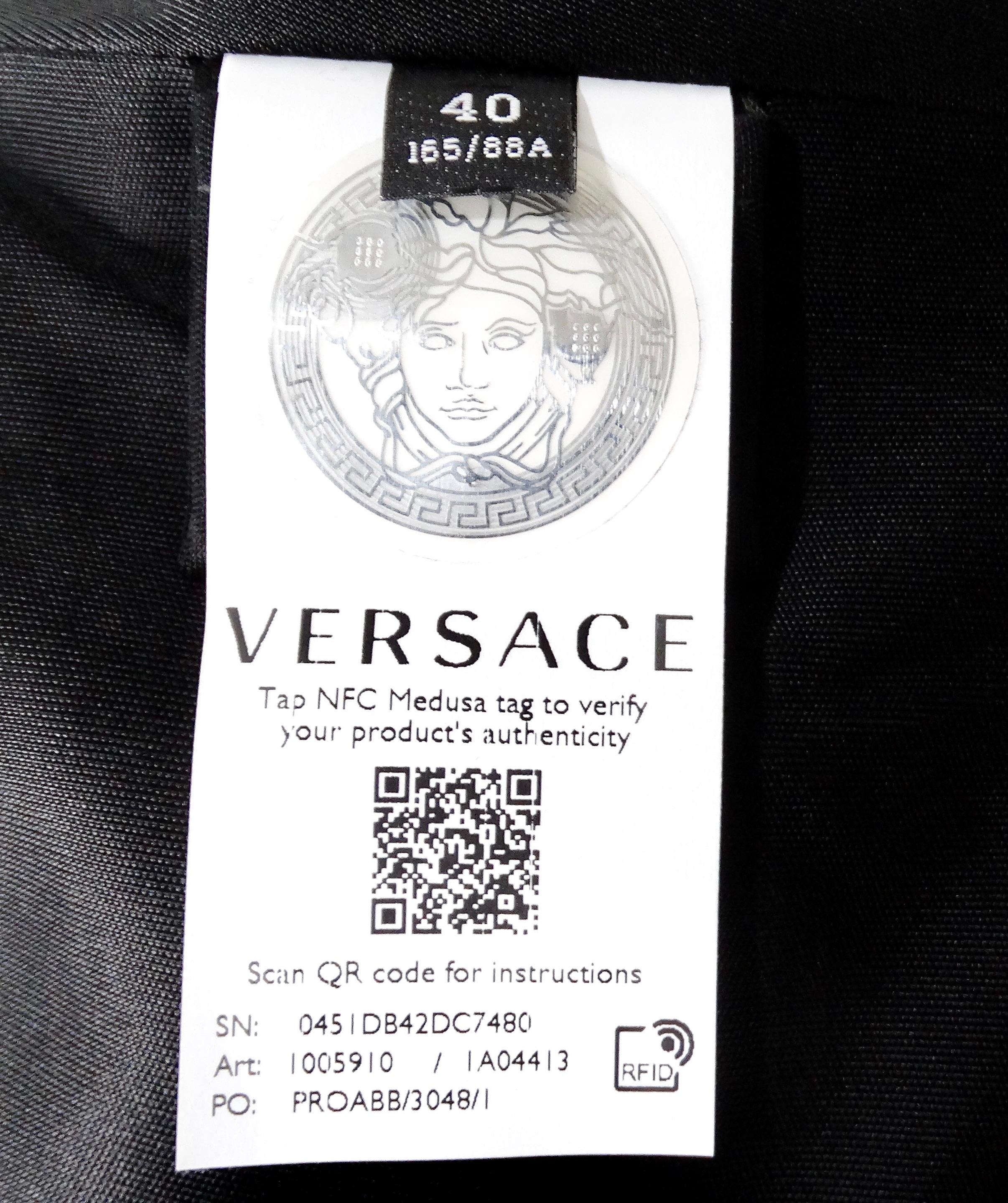 Versace - Vestito con stampa barocca in nero e grigio in vendita 8
