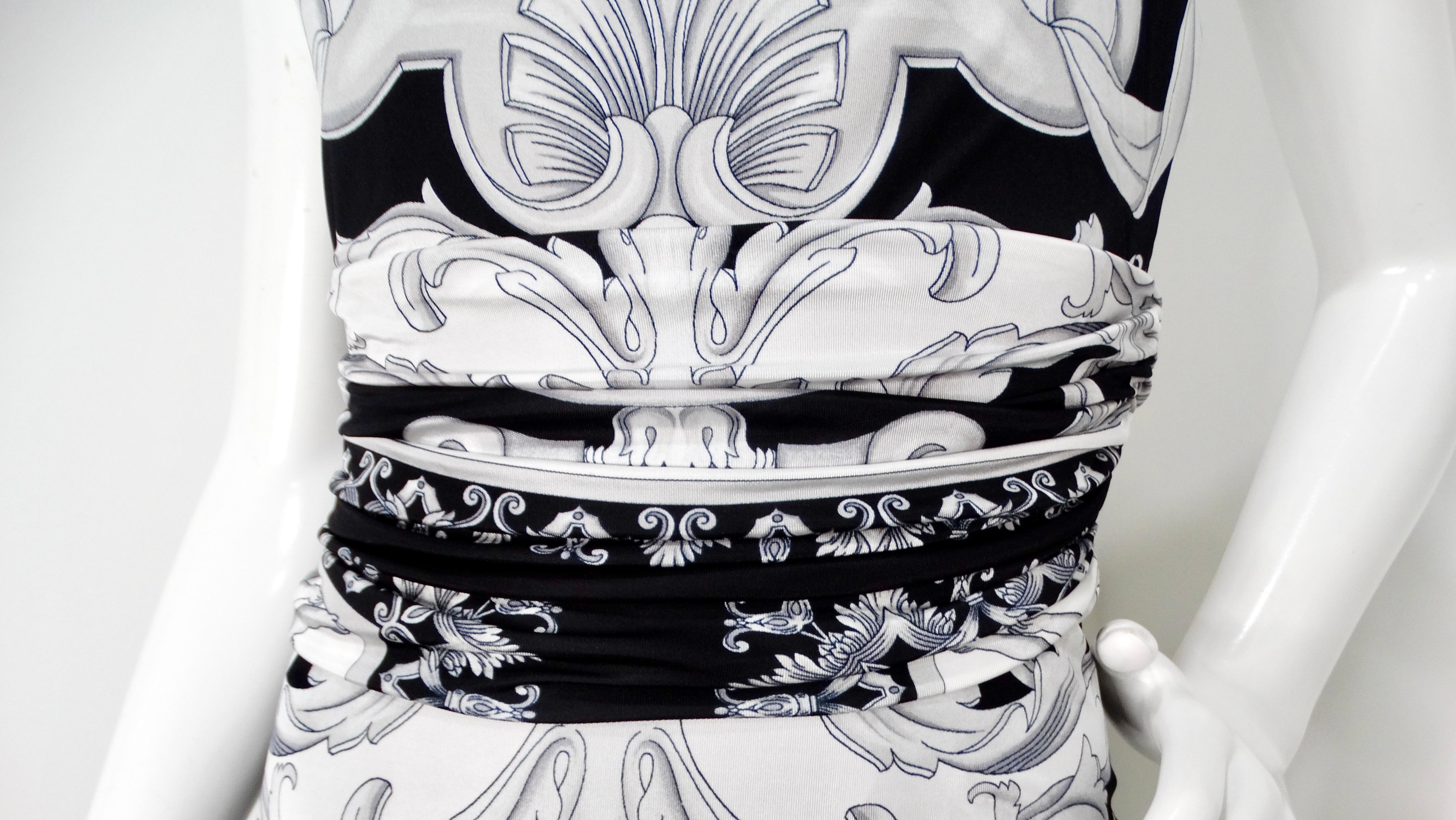 Versace - Vestito con stampa barocca in nero e grigio In condizioni buone in vendita a Scottsdale, AZ