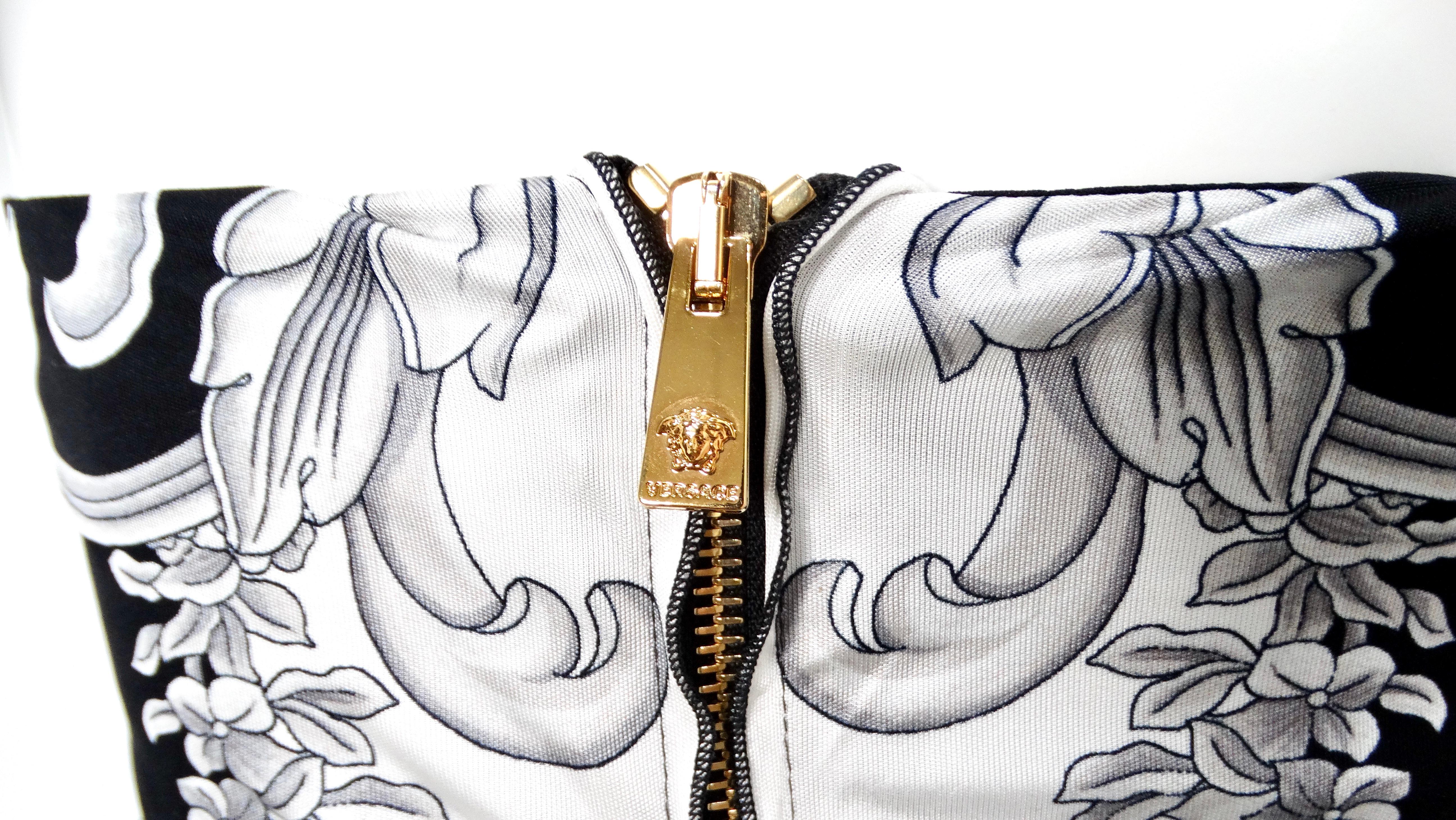 Versace - Vestito con stampa barocca in nero e grigio in vendita 4