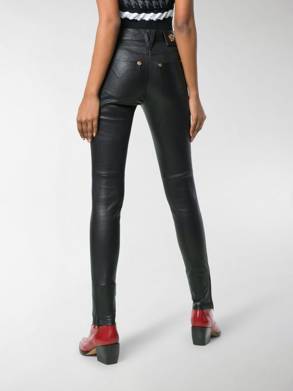Versace Schwarze Skinny-Lederhose mit hoher Taille Damen im Angebot