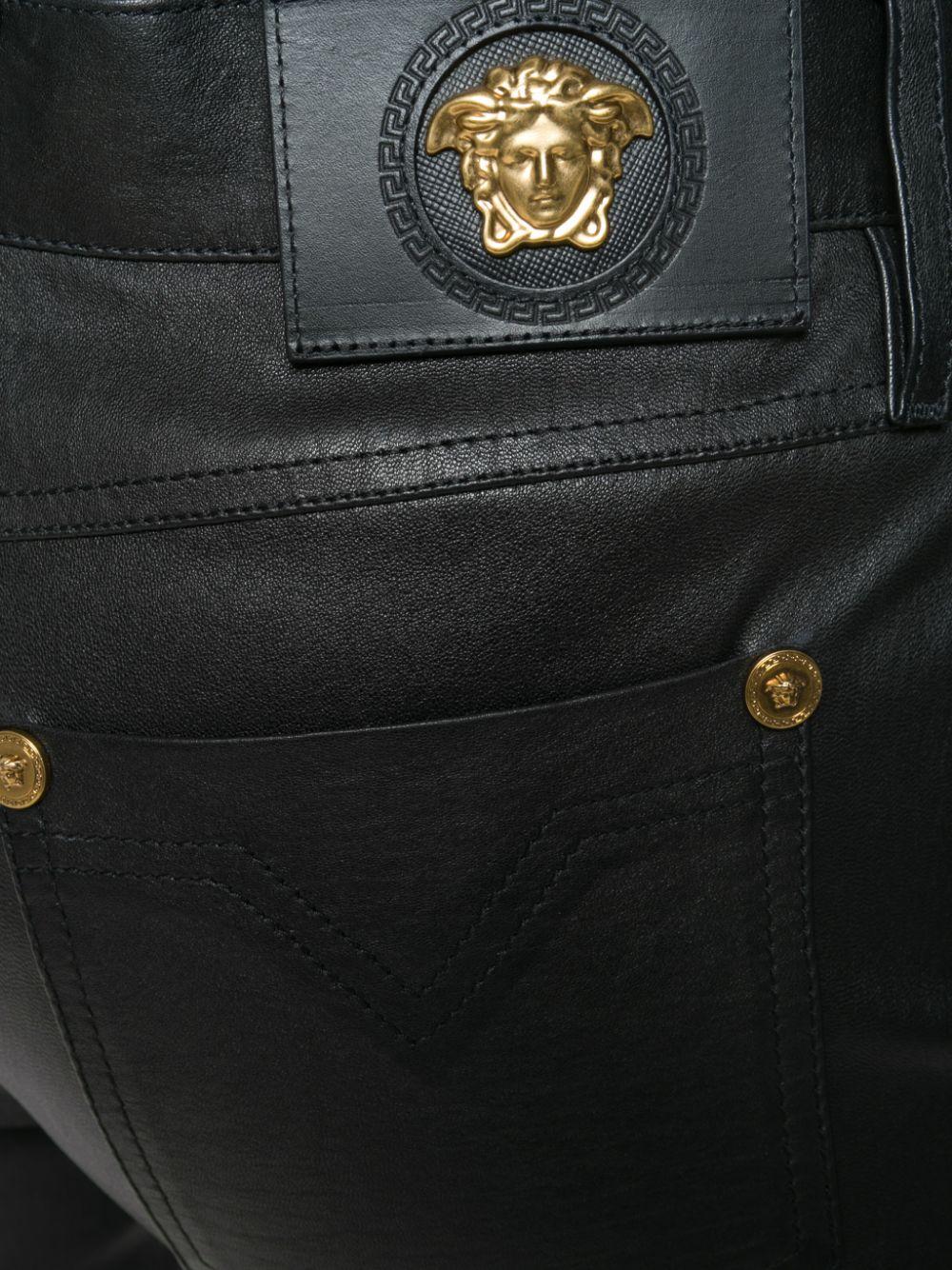 Versace Schwarze Skinny-Lederhose mit hoher Taille im Angebot 1
