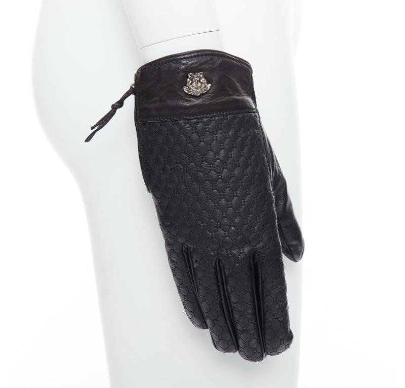 VERSACE Gants noirs en cuir matelassé avec logo Méduse argenté M
Référence : PRCG/A00064
Marque : Versace
Designer : Donatella Versace
MATERIAL : Cuir
Couleur : noir, argent
Motif : Solide
Fermeture : Zip
Doublure : Tissu noir
Fabriqué en :