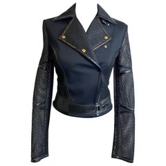 Chaqueta negra Versace.